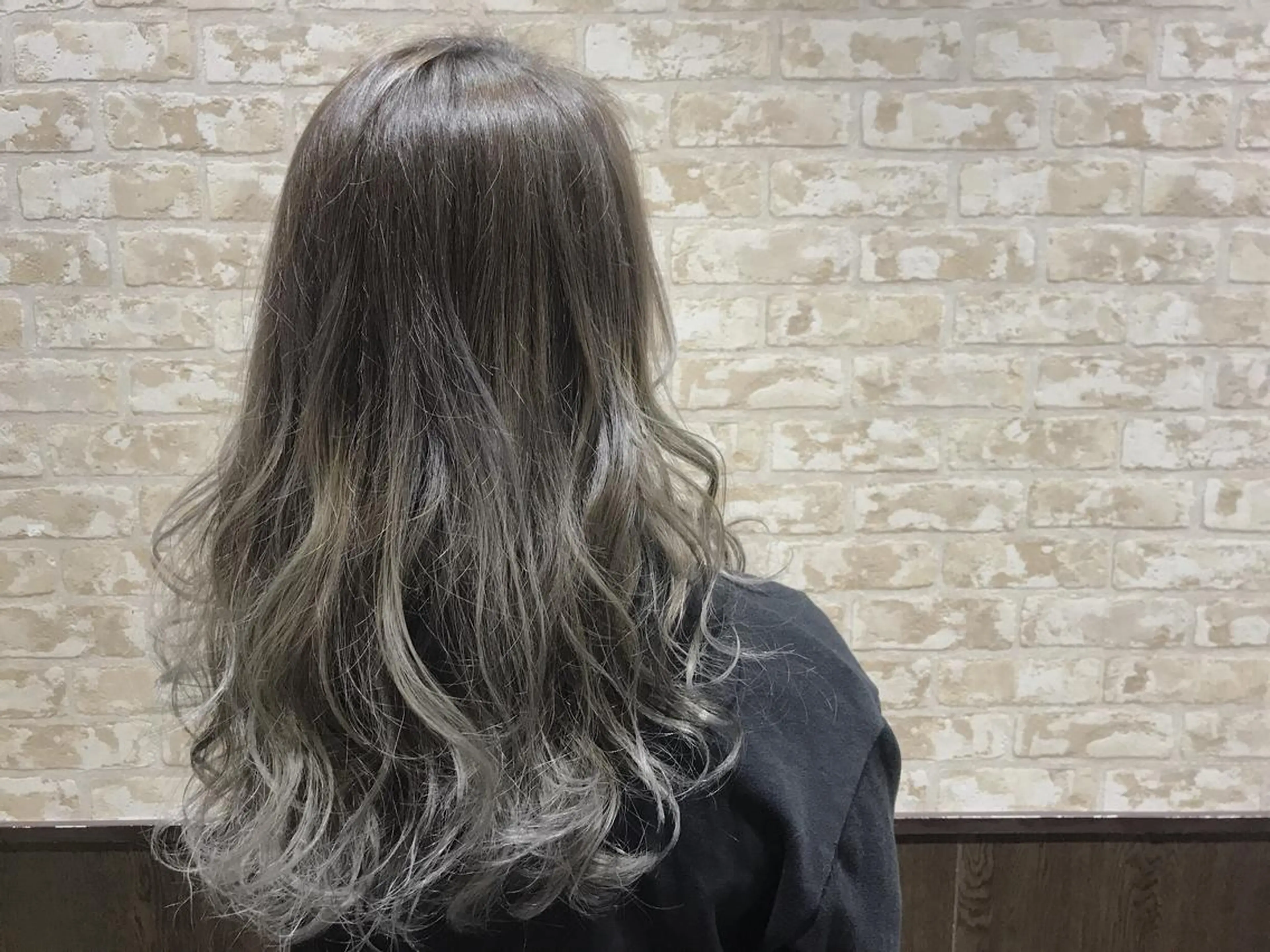 ロング カラー パーマ グレージュ ヘアカラー トリートメント 近藤千翔🩵 髪質改善Periodのエステ・リラクイメージ