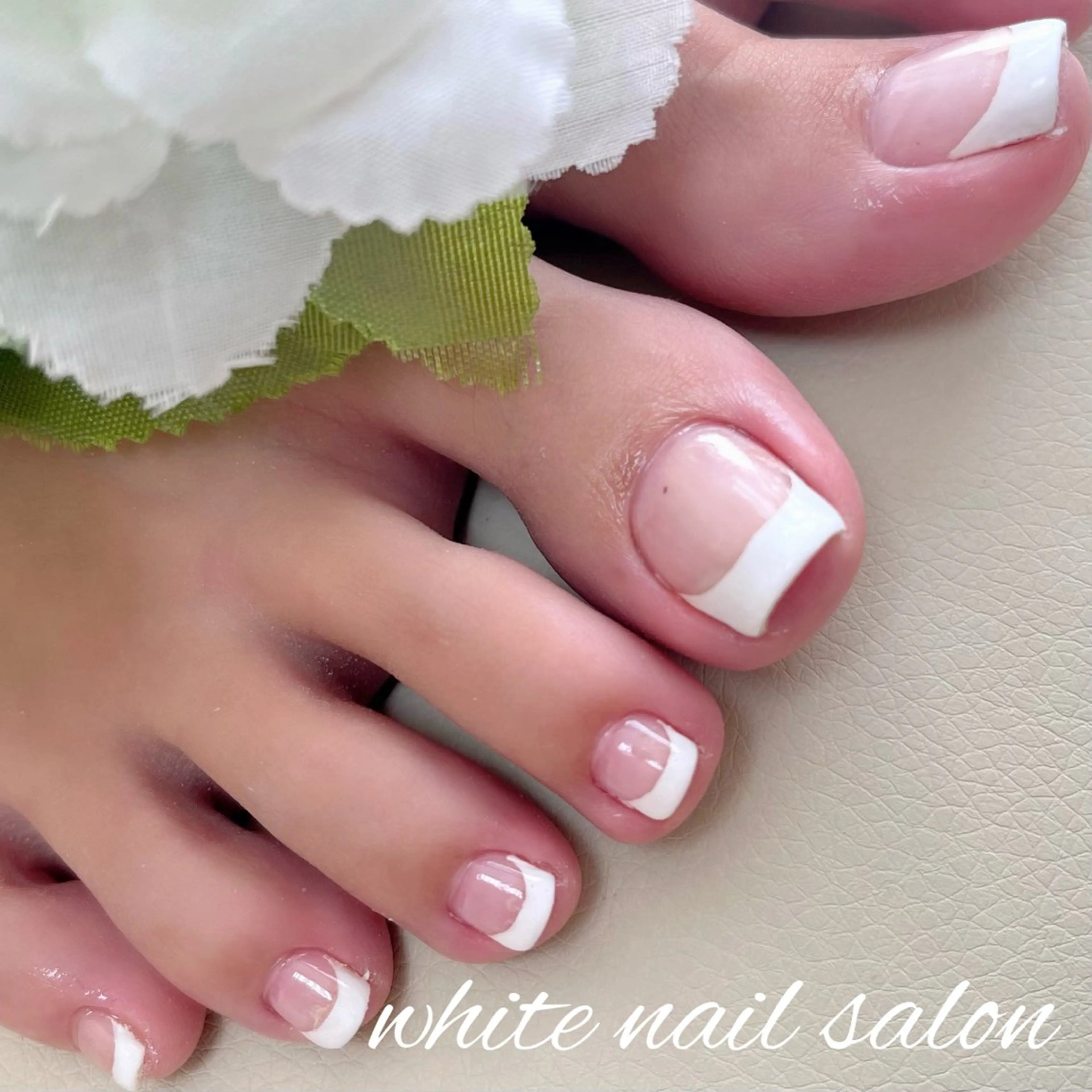 ネイル フレンチネイル ラメ(グリッター) フットネイル white nail salonのネイルデザイン