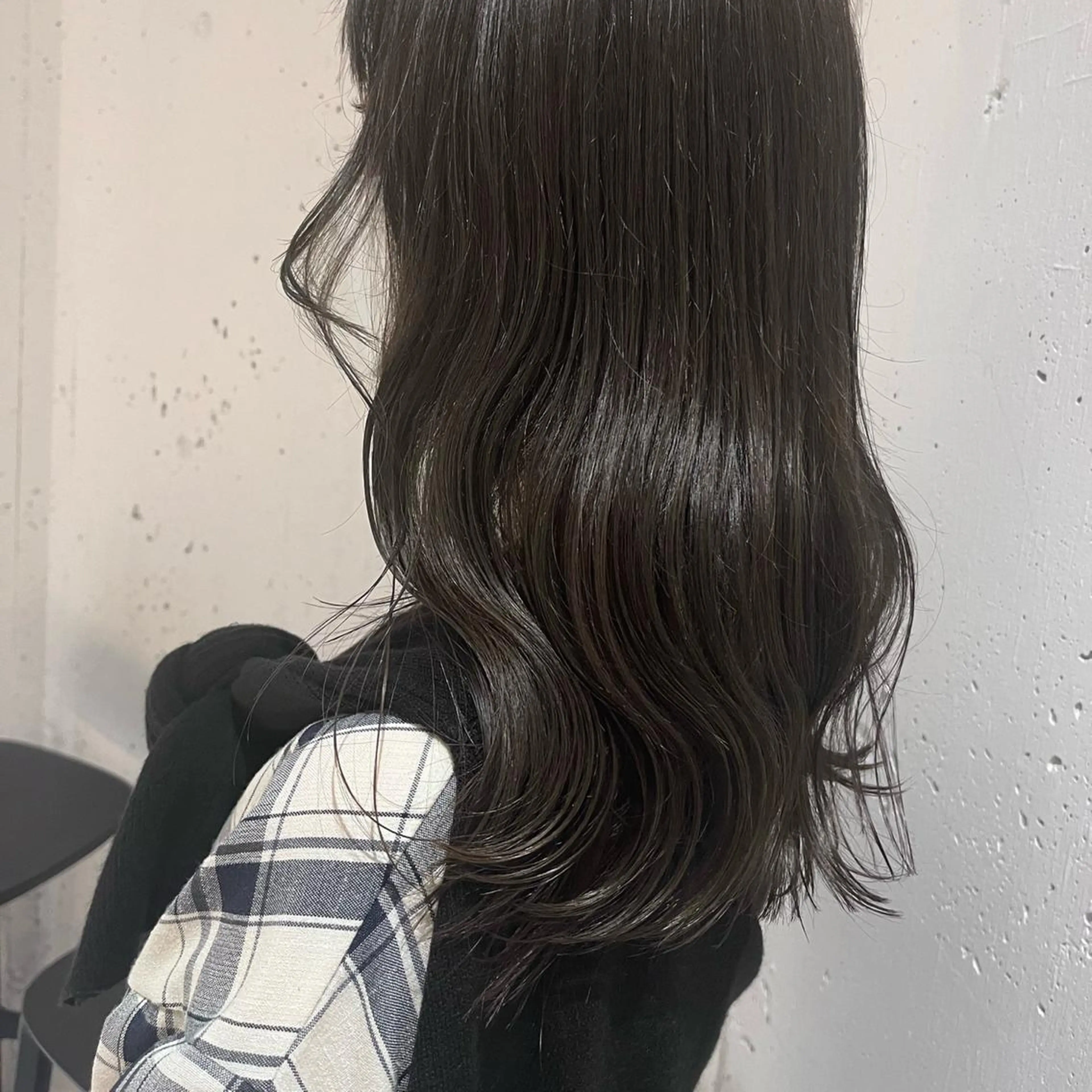 セミロング カラー 透明感カラー グレージュ オリーブグレージュ オリーブグレー カット ヘアカラー トリートメント ヘッドスパ ヘアセット カジュアルを女っぽく 𝗮𝘆𝗮𝗰𝗼のヘアスタイル