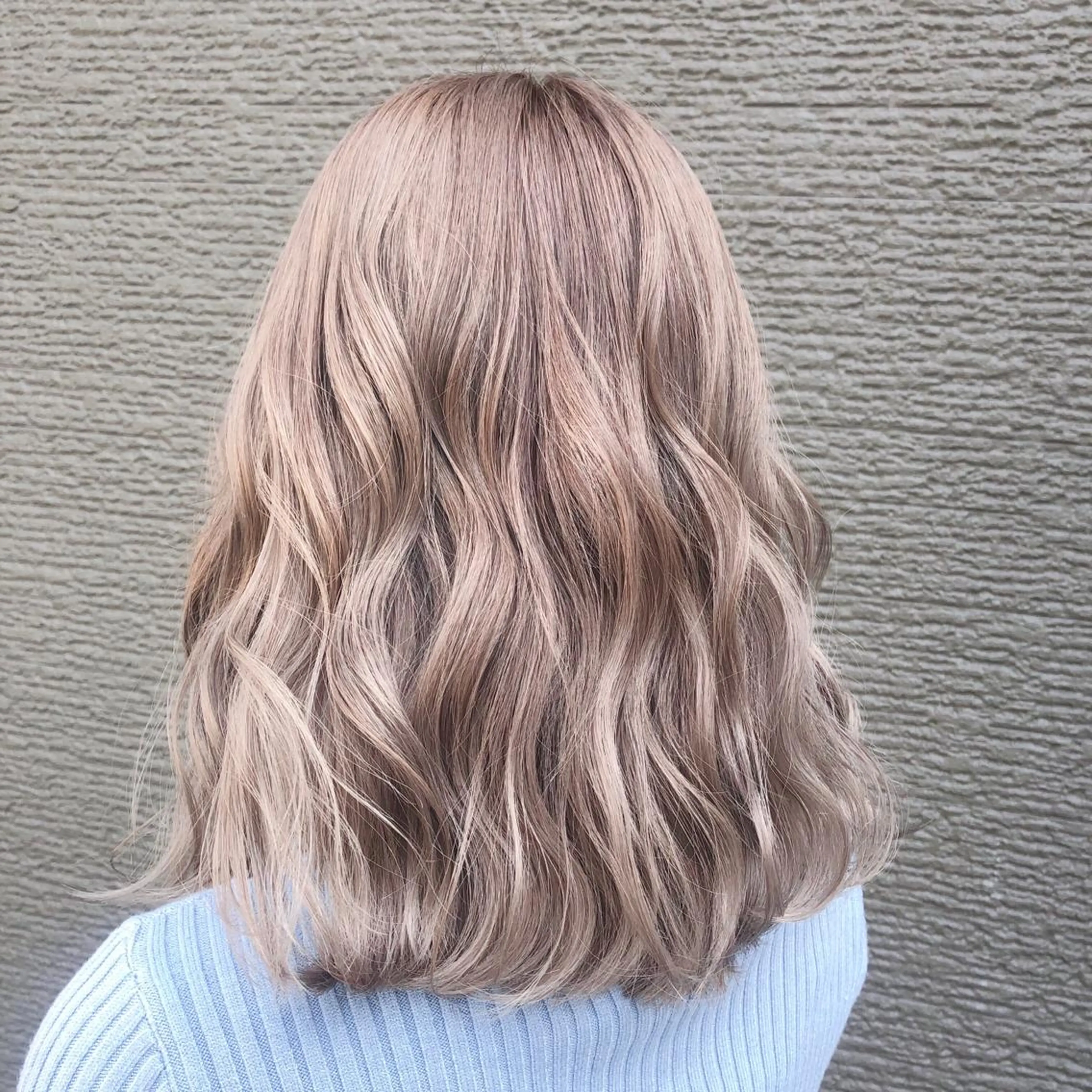 ミディアム カラー ベージュカラー ハイトーンカラー ラベンダーカラー ラベンダーベージュ ヘアカラー Rina のヘアスタイル