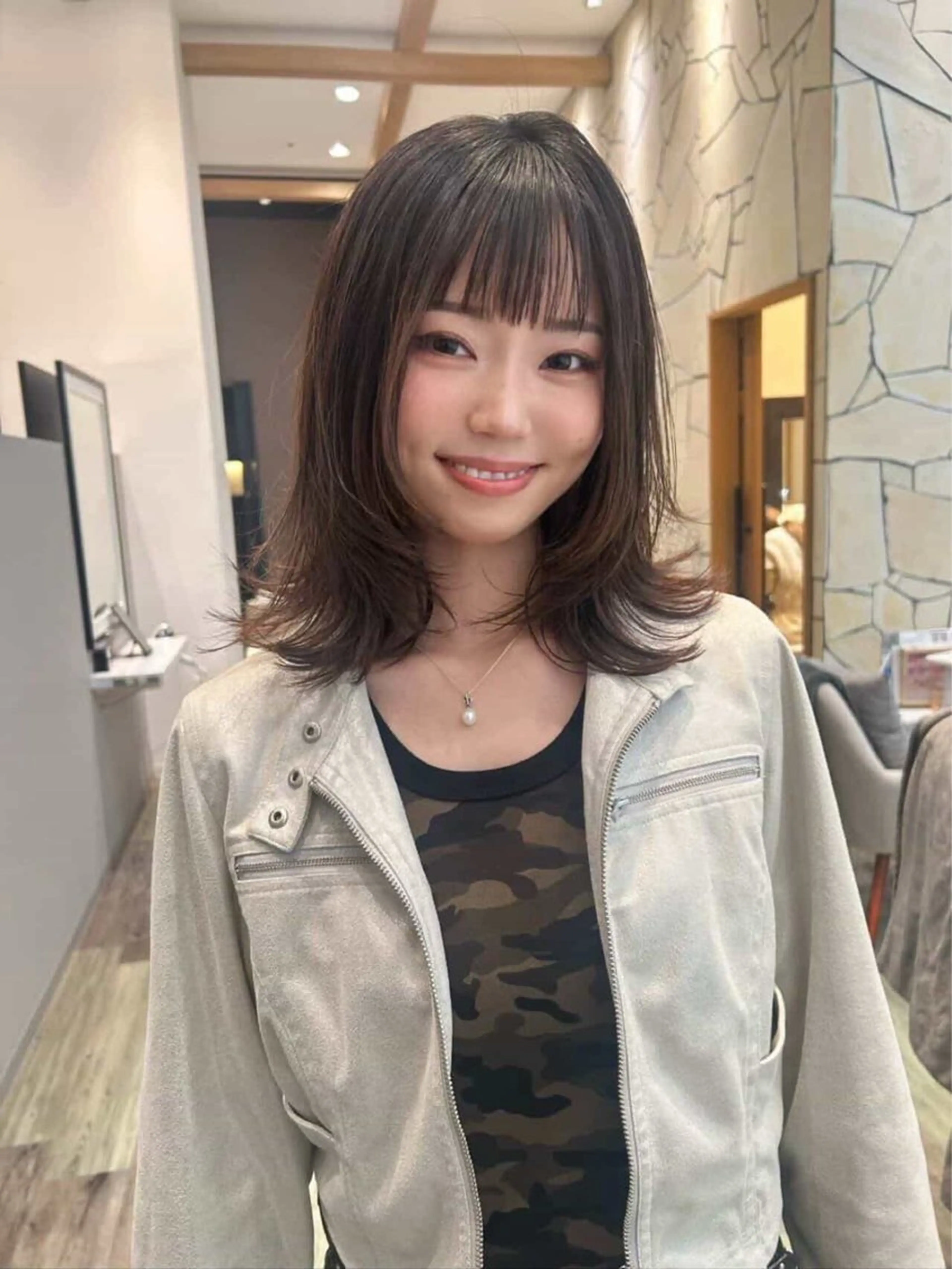 ミディアム カラー レイヤーカット 外ハネヘア カット ヘアカラー トリートメント k-two☁あべの/ パーマ/Touaのヘアスタイル