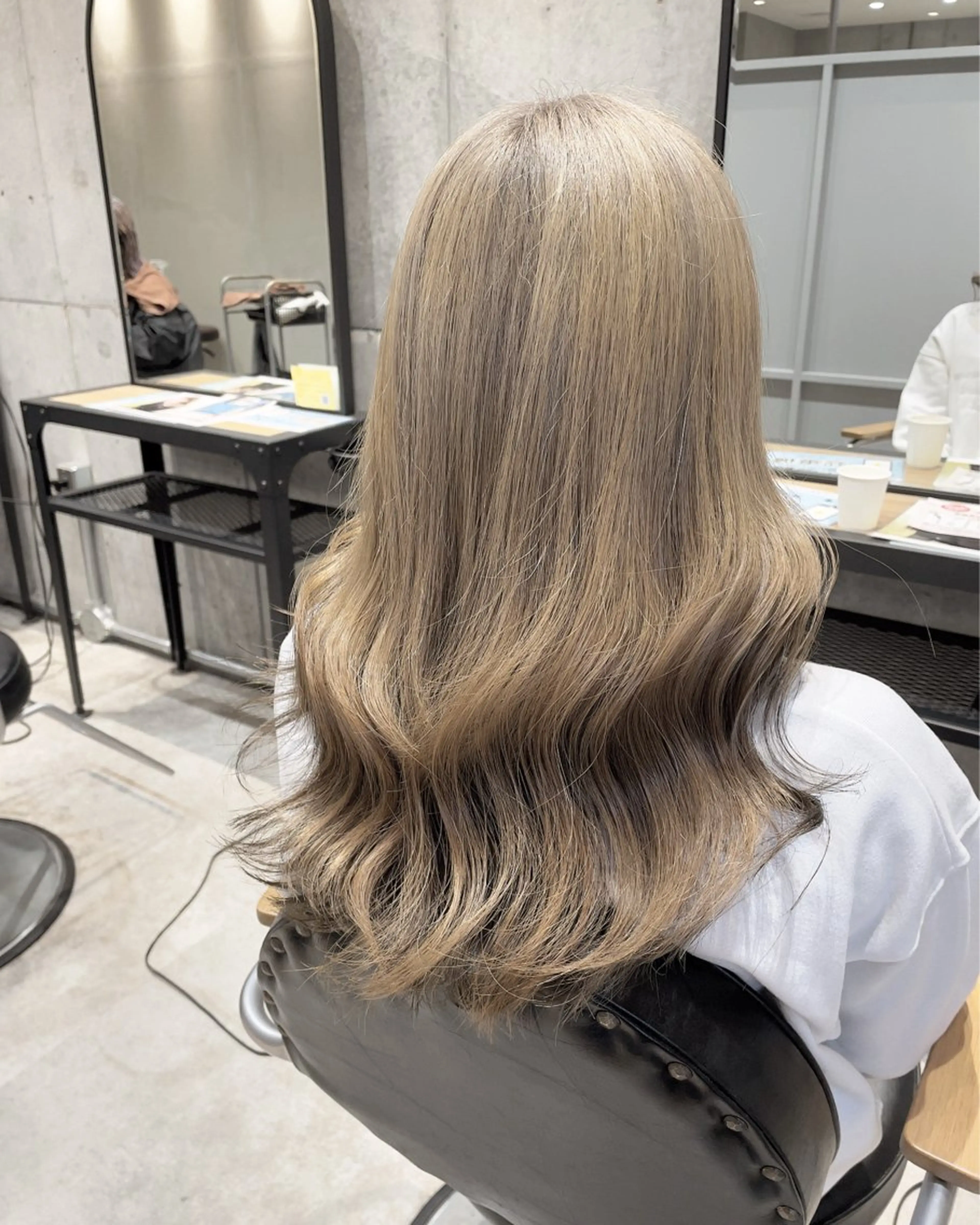セミロング カラー ヘアアレンジ ベージュカラー ブリーチ ハイトーンカラー インナーカラー ミルクティーベージュ 神戸三宮ダメージレス ブリーチ特化 麟太郎のヘアスタイル