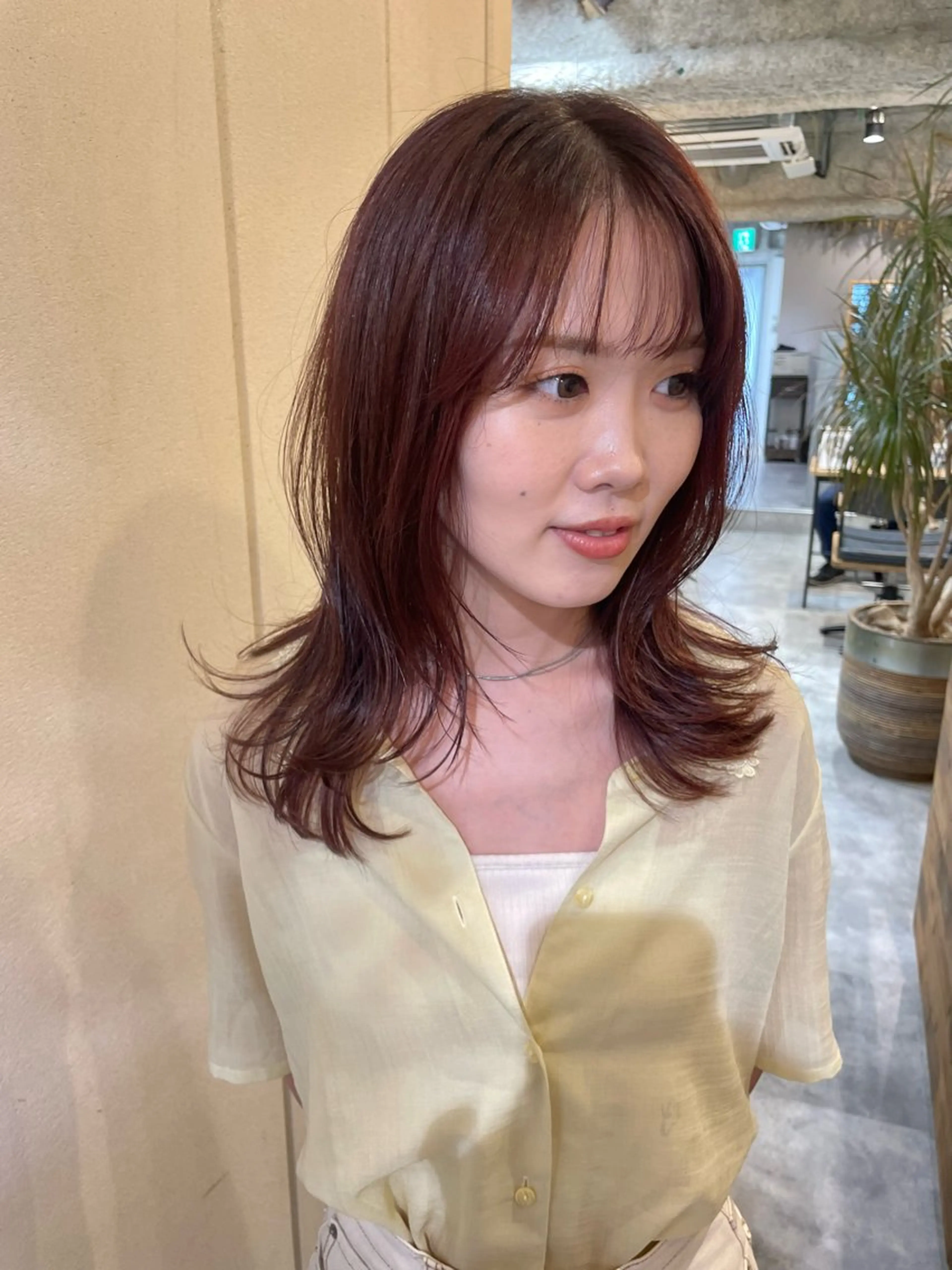 ミディアム レイヤーカット 透明感カラー 🦋AYAのヘアスタイル