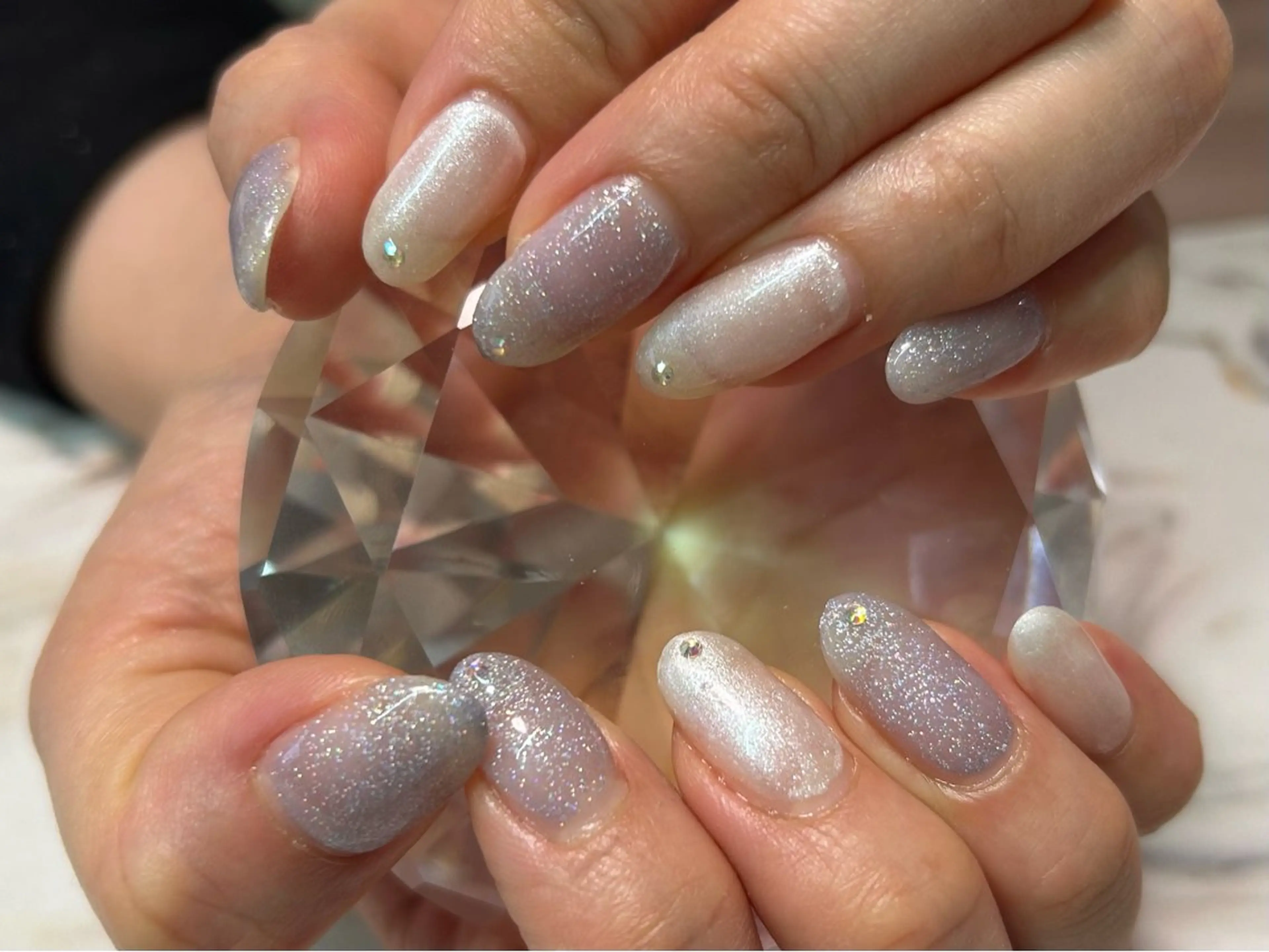 ネイル オーロラネイル グラデーション キラキラネイル ホワイト 冬ネイル ハンドネイル Nail Stellaのネイルデザイン