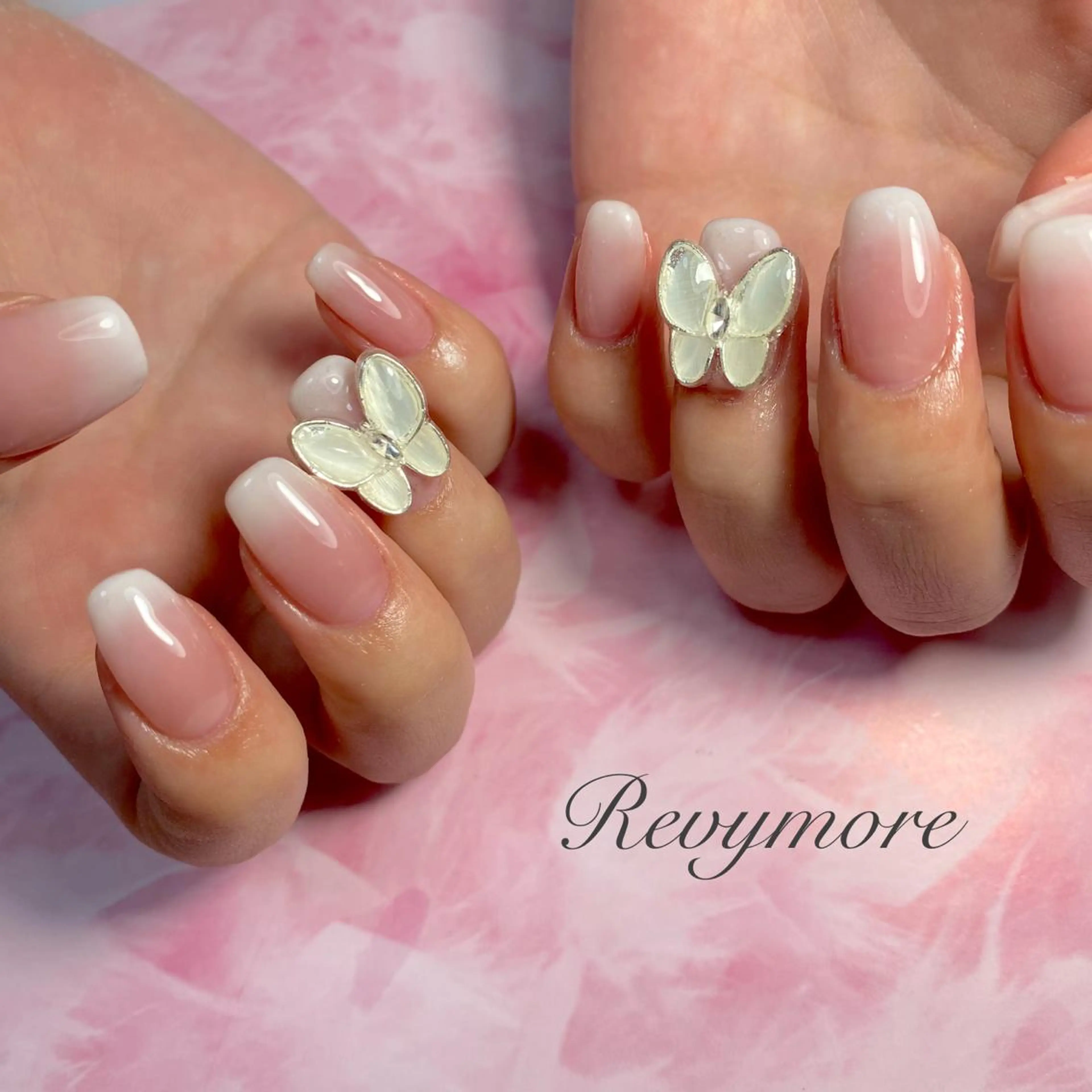 ミディアム ネイル 韓国風ヘア ジェルネイル グラデーション キラキラネイル 韓国ネイル nail salon Revymoreのネイルデザイン