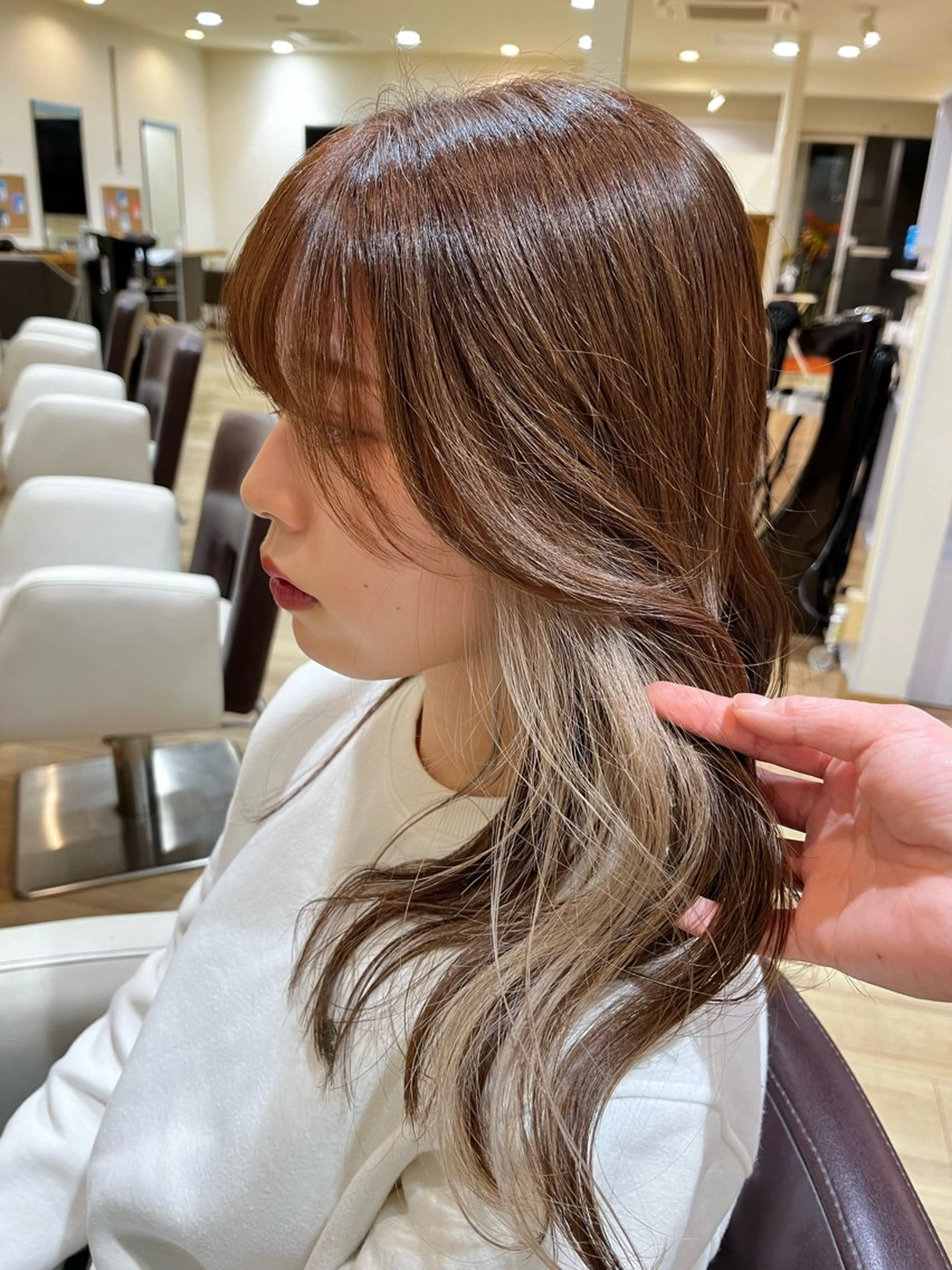 ロング カラー ベージュカラー インナーカラー ホワイトベージュ 顔周りカット レイヤーカット 斎藤 愛菜のヘアスタイル