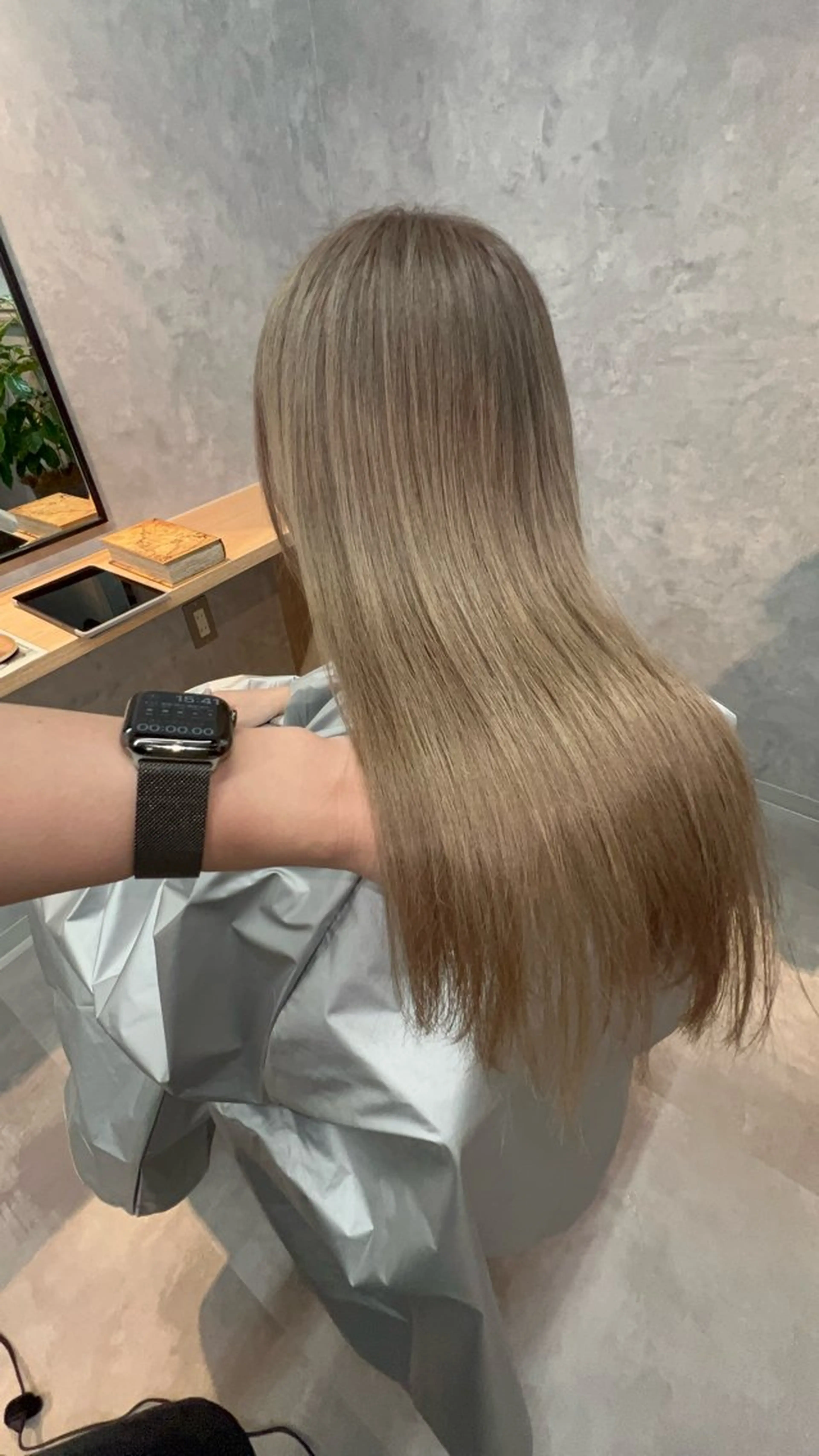 ロング motoトップカラー リスト/ブリーチカラのヘアスタイル