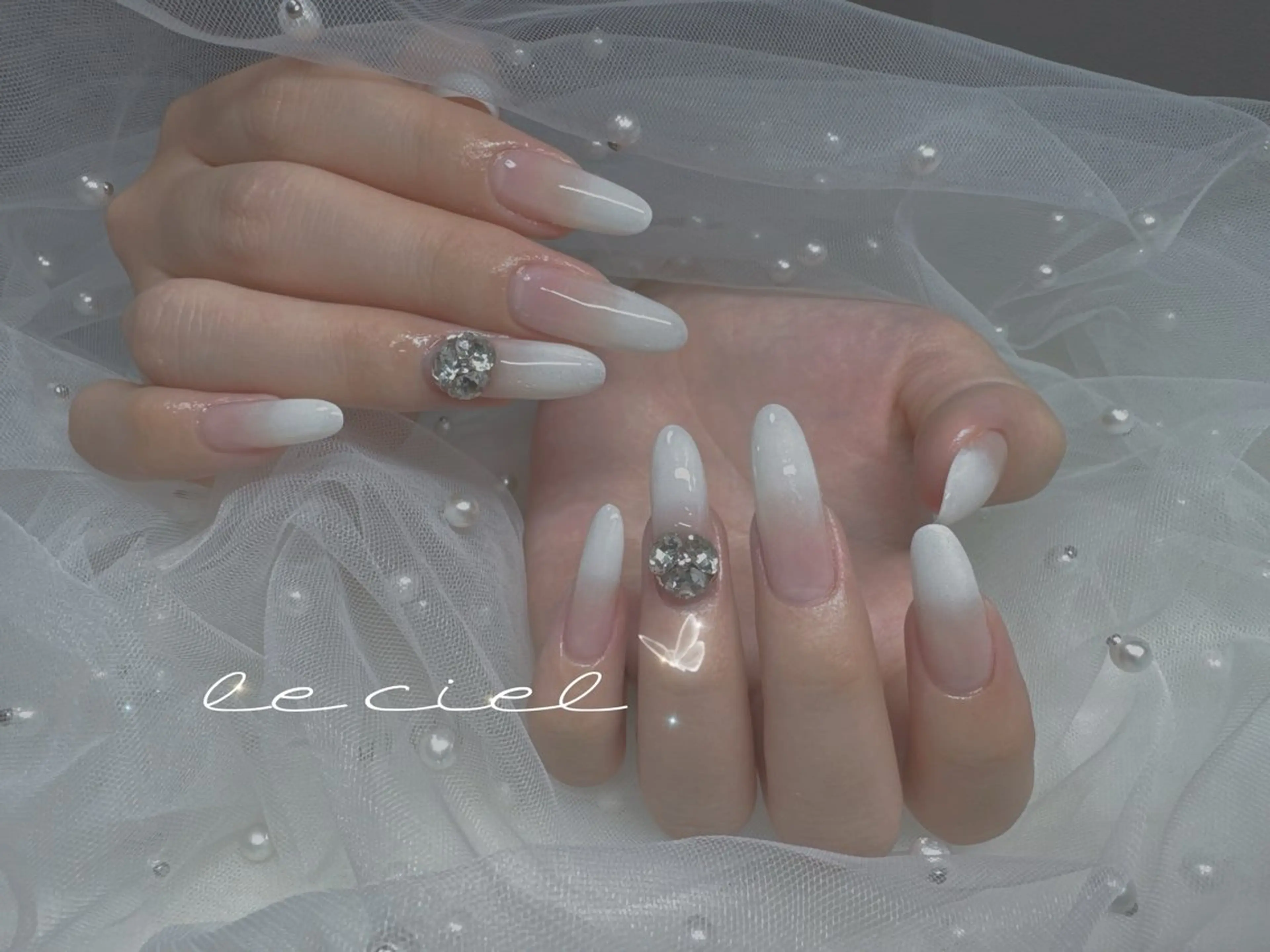 ネイル 長さ出し グラデーション ネイルチップ ホワイト ハンドネイル Naka Rieのネイルデザイン