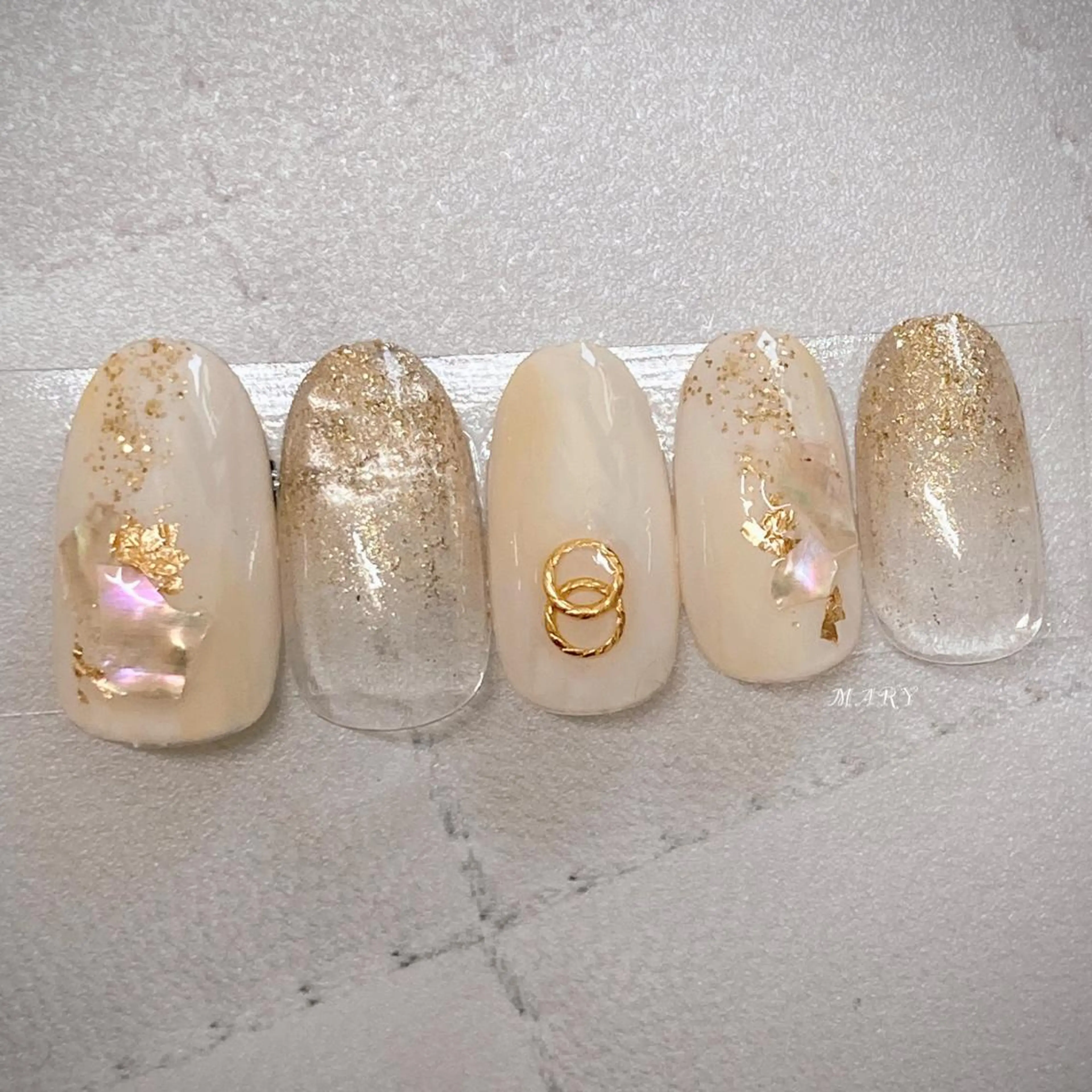 ネイル ゴールド グラデーション ニュアンスネイル ワンカラーネイル ホワイト ハンドネイル Mary nail .narumiのネイルデザイン