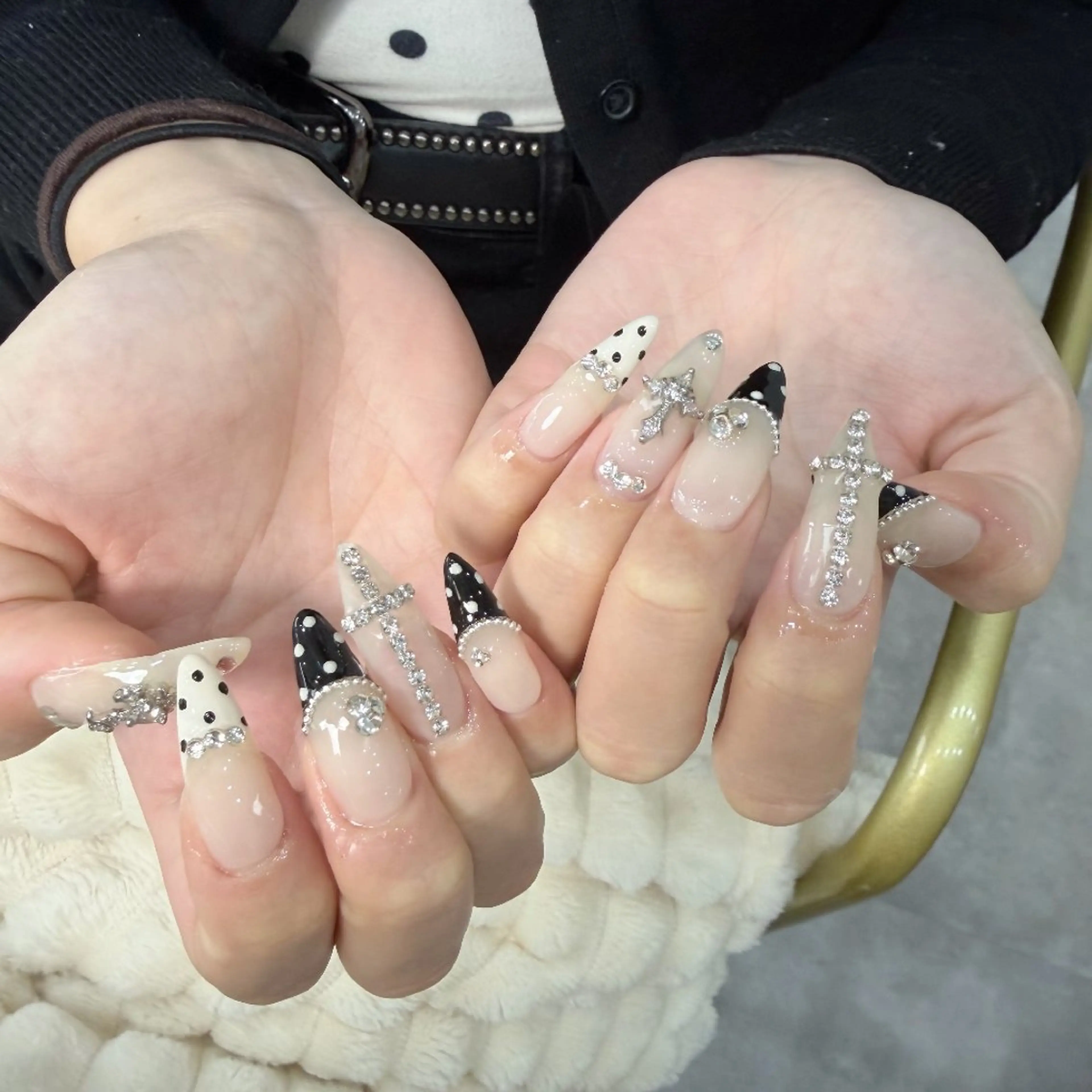 ネイル チークネイル フレンチネイル ジェルネイル ガーリー キラキラネイル ハンドネイル UM Nail Salonのネイルデザイン