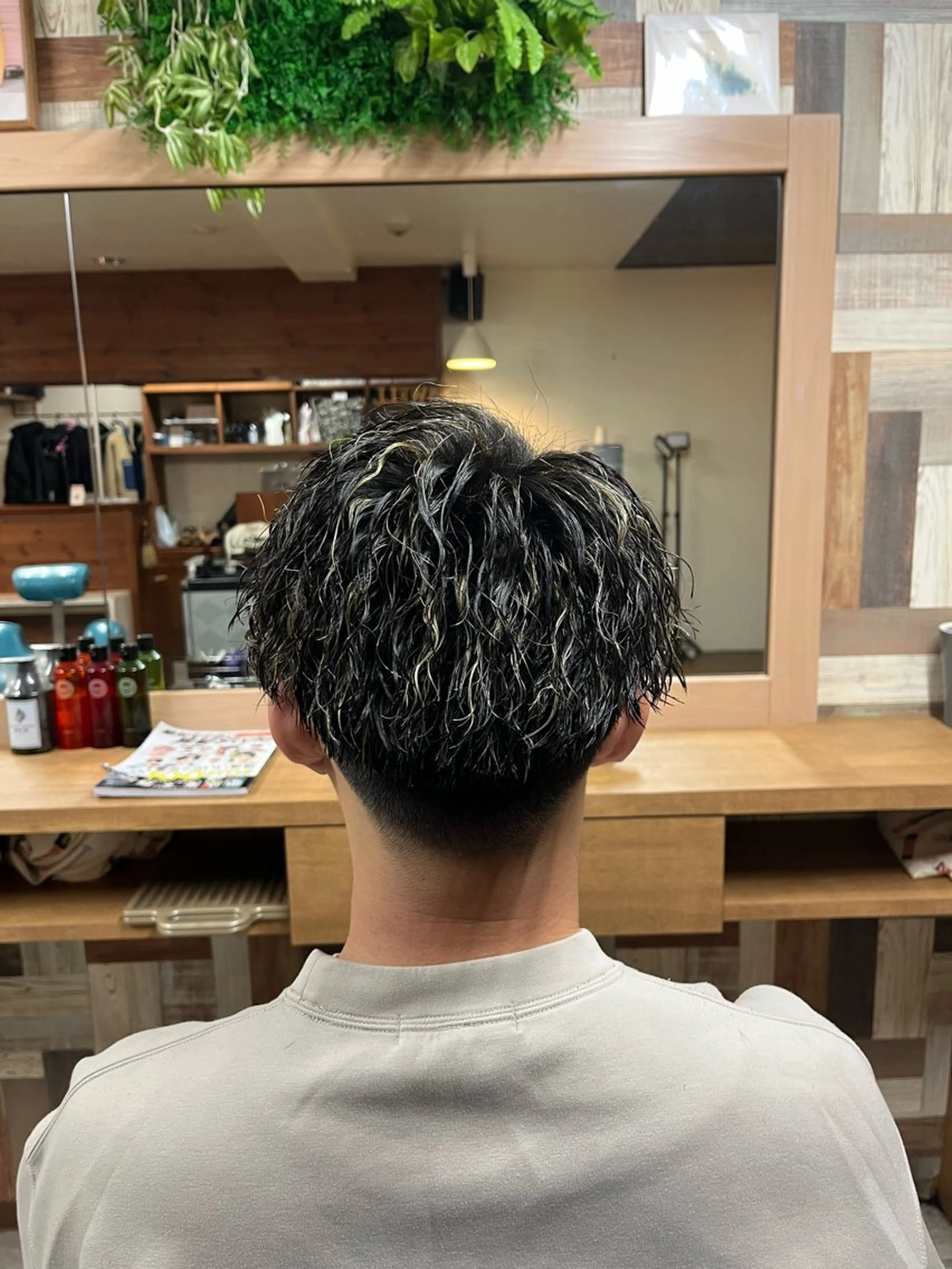 ミディアム カラー パーマ メンズ ミディアムパーマ メンズブリーチ メンズメッシュ メンズパーマ ツイストスパイラルパーマ SWELL  高峰 将生  メンズ専門のヘアスタイル