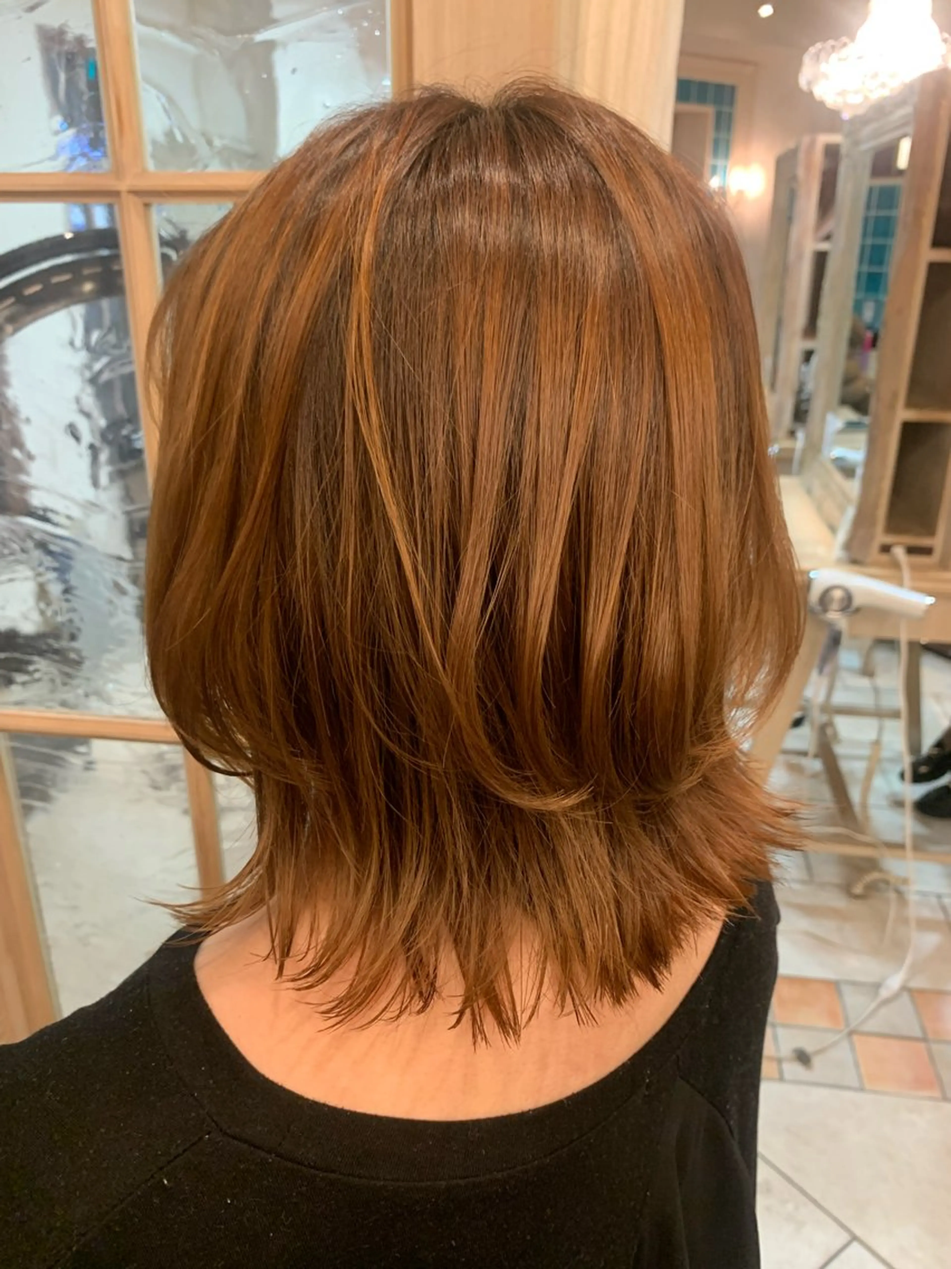 ミディアム くびれヘア レイヤーカット 外ハネヘア amie by afloatのヘアスタイル