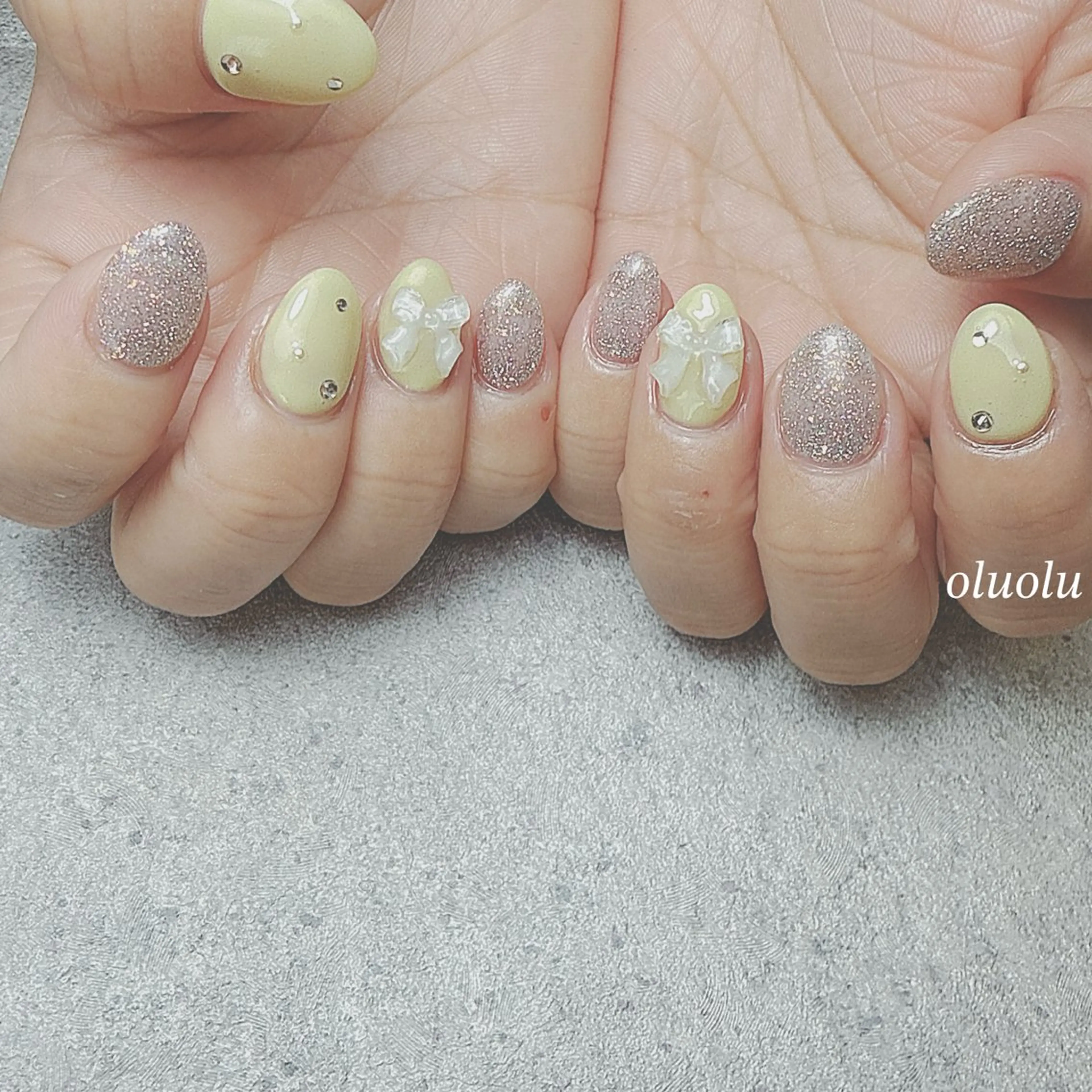 ネイル ガーリー リボン シンプルネイル 春ネイル ストーンネイル ハンドネイル 大村 紬華のネイルデザイン