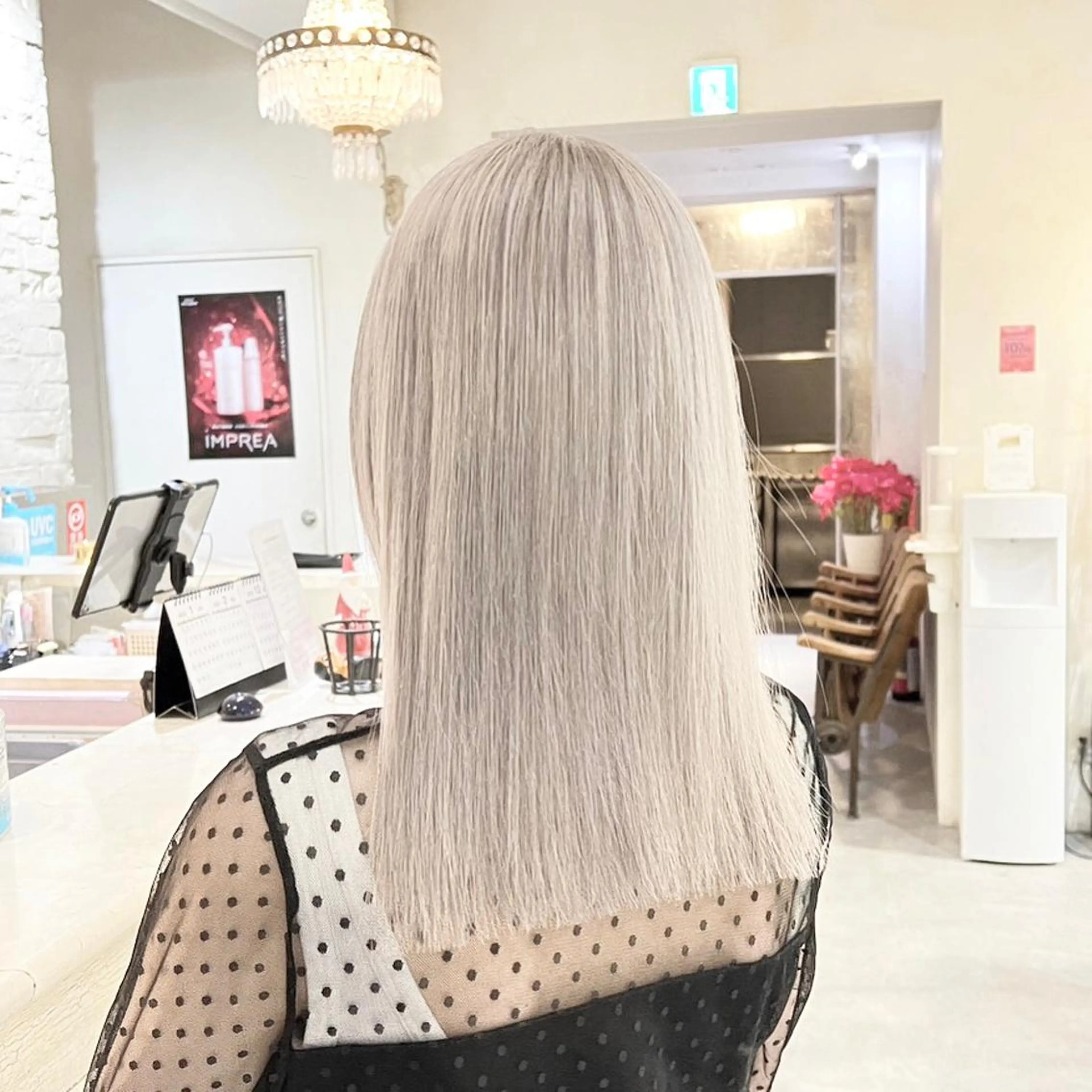 ミディアム カラー ブリーチ ブロンド シルバー ホワイトブロンド ホワイトシルバー ✨ブリーチ支持No1 複雑履歴修正/舘岡のヘアスタイル