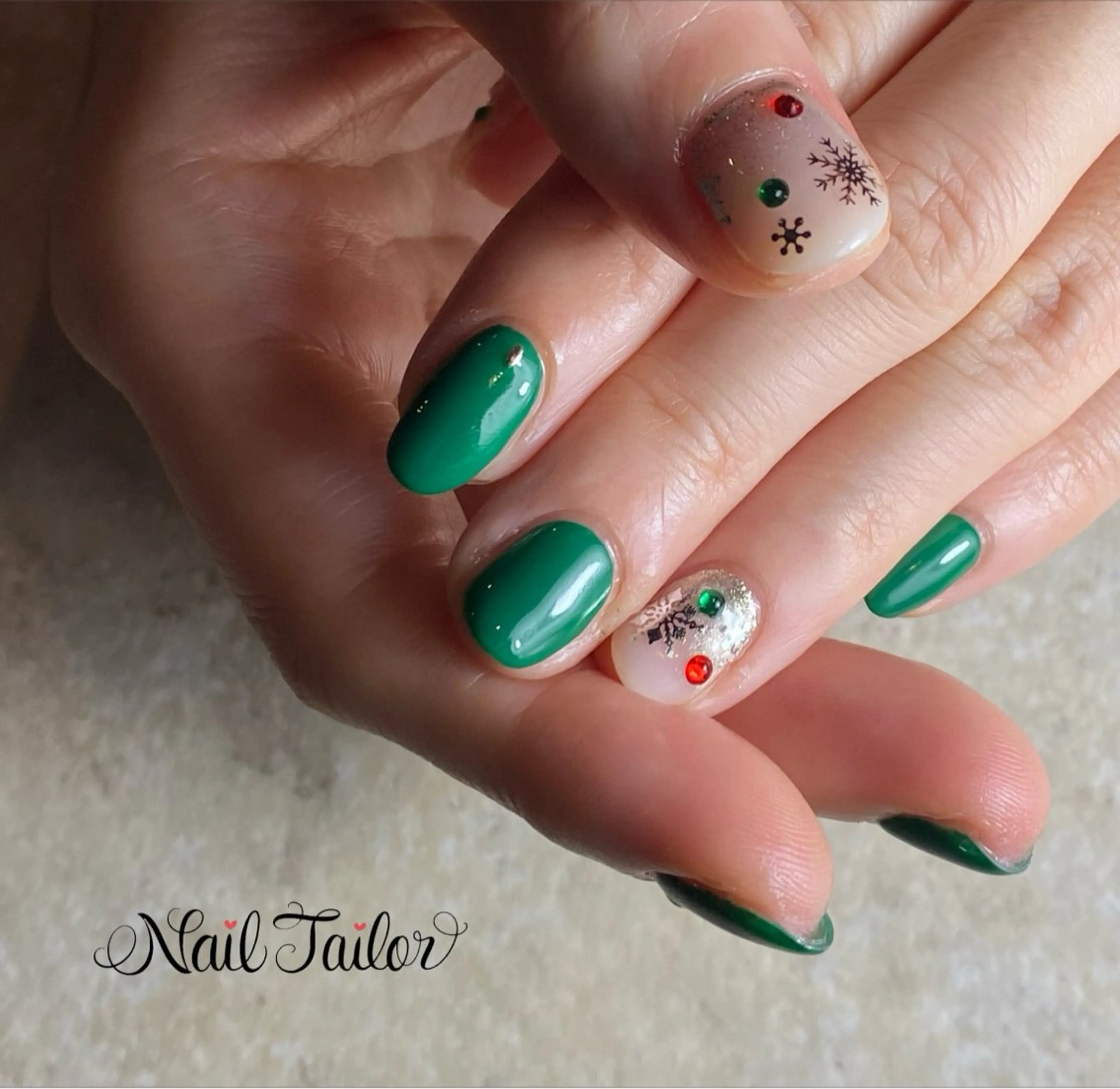 ネイル ジェルネイル グリーン キラキラネイル 冬ネイル クリスマス ハンドネイル NailTailor ネイルテイラーのネイルデザイン