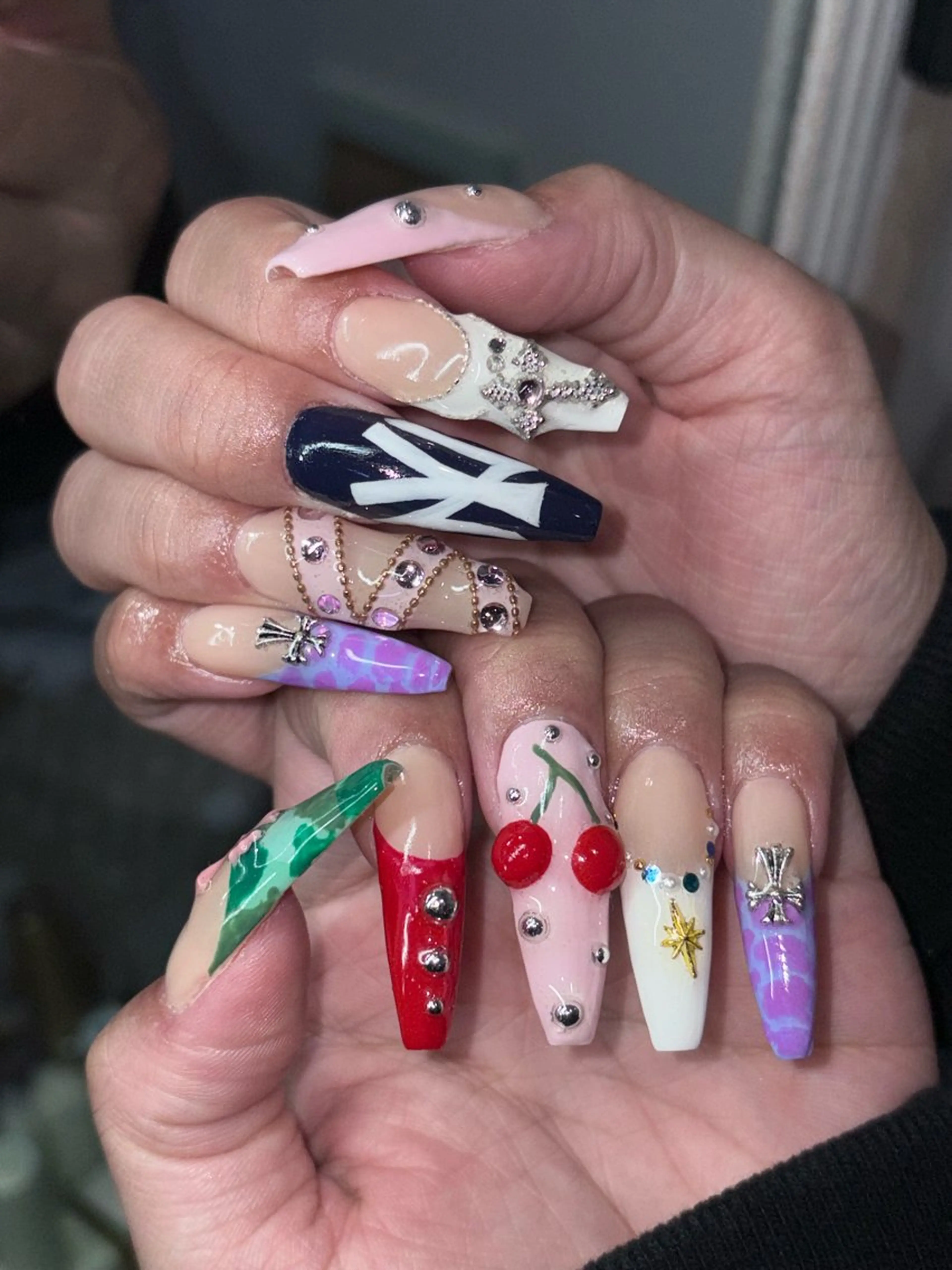 ネイル ハンドネイル NES NAIL所属・さゆり￤推しキャラ ￤ロングネイル🩷のネイルデザイン