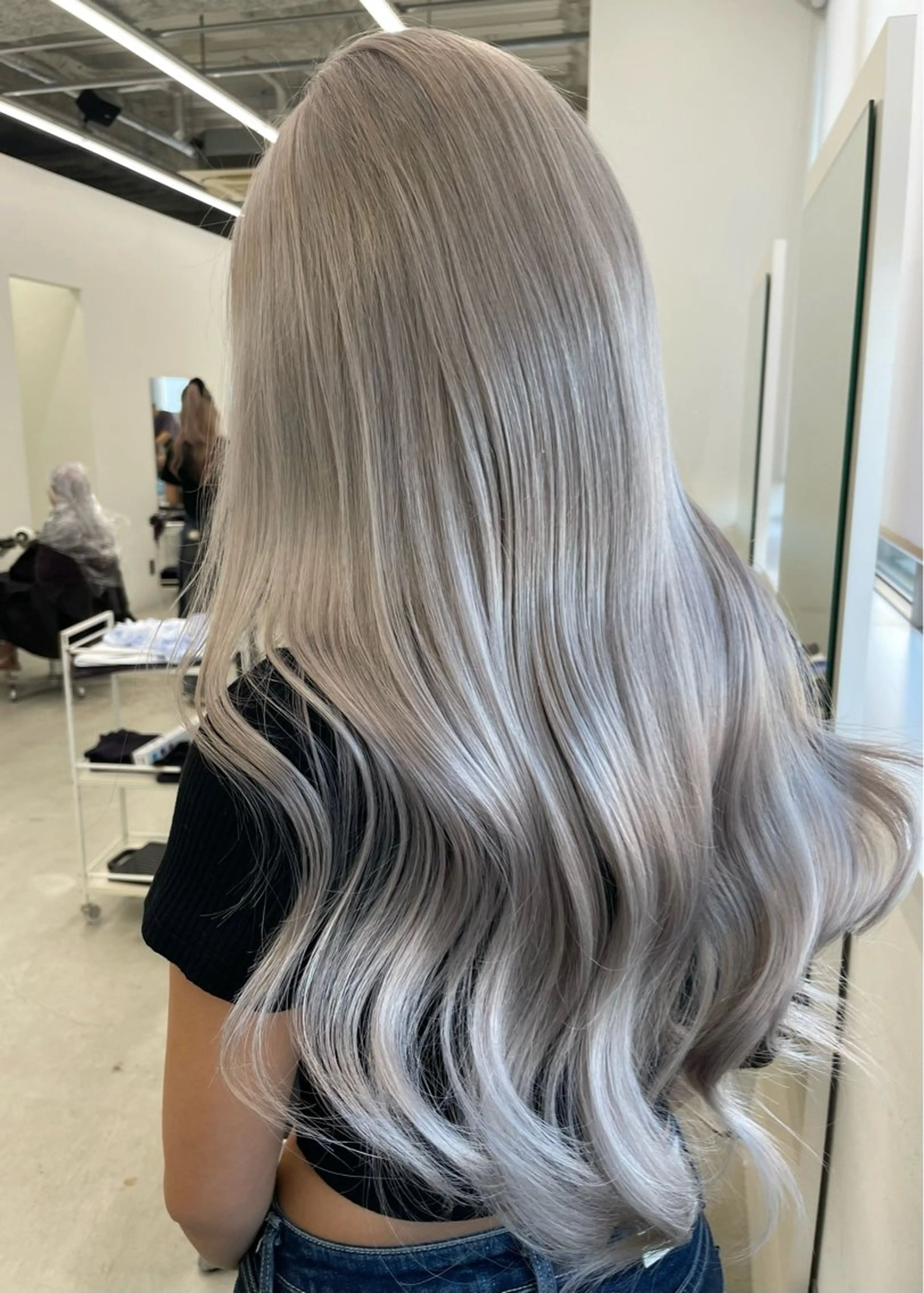 カラー ブリーチ 透明感カラー ハイトーンカラー シルバー ヘアカラー 田中 莉香のヘアスタイル