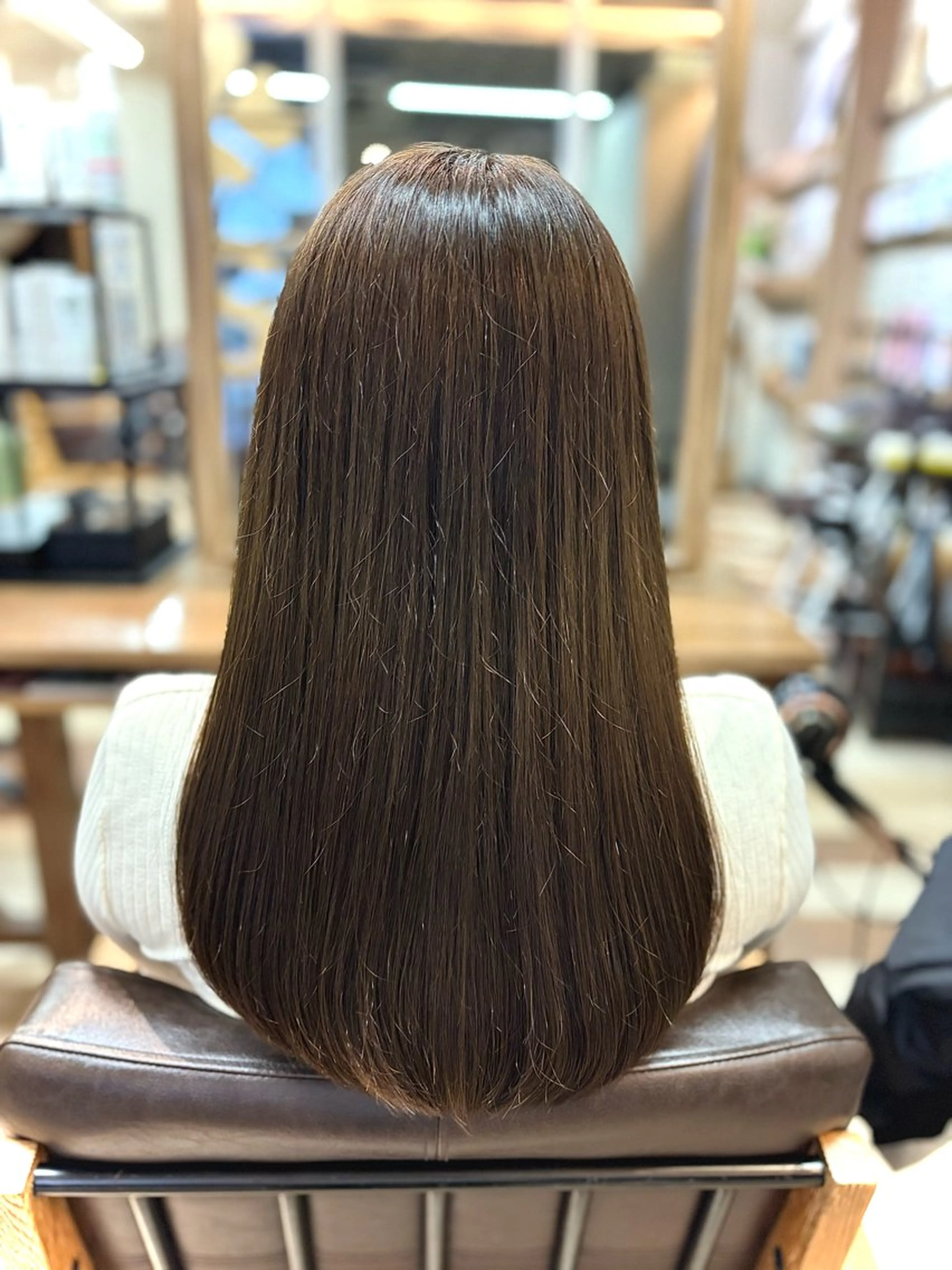 セミロング カラー ベージュカラー 透明感カラー オリーブベージュ レイヤーカット ヘアカラー 松山 彩香のヘアスタイル