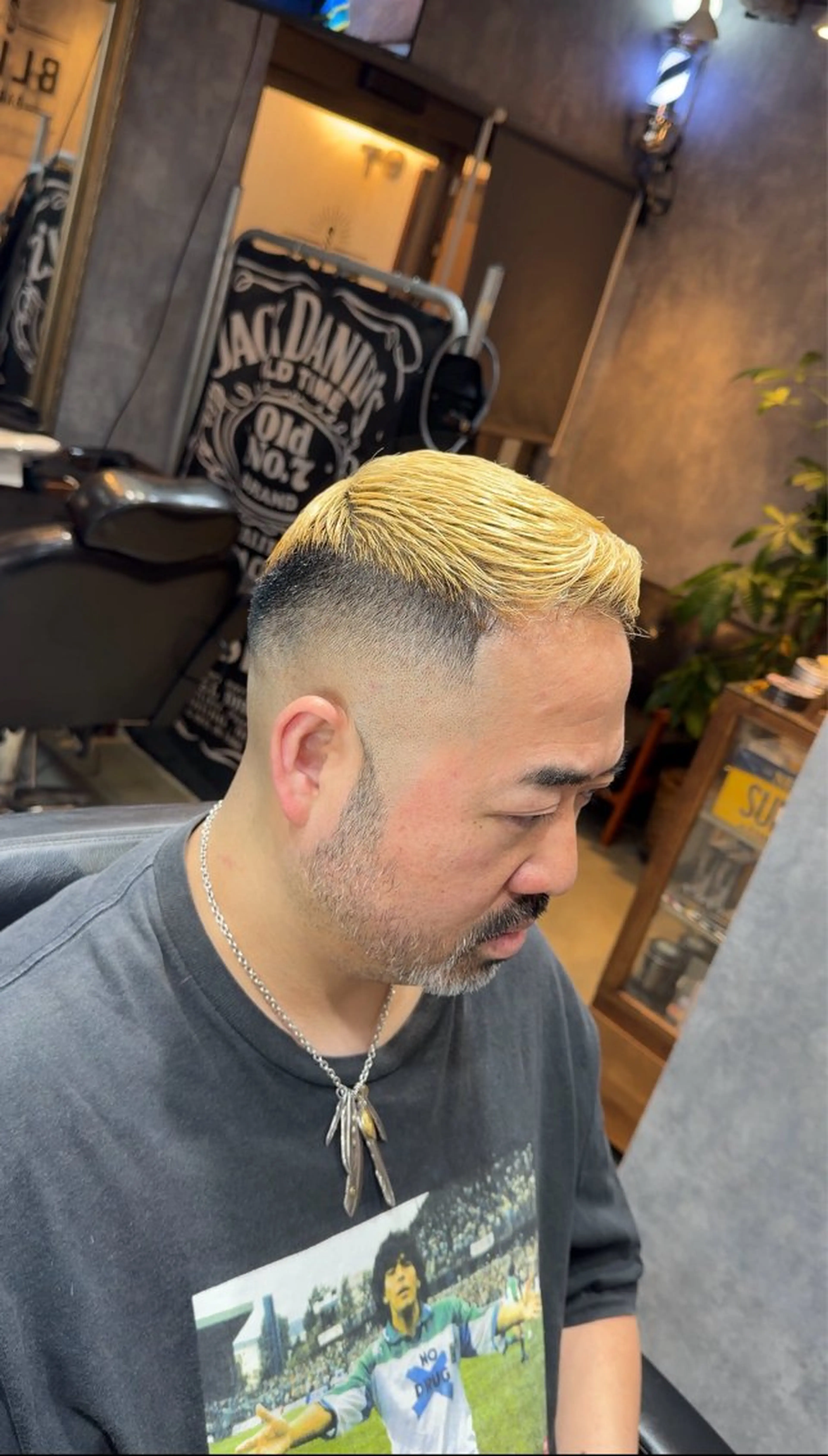 ショート メンズ メンズブリーチ フェードカット 安立 玲於のヘアスタイル