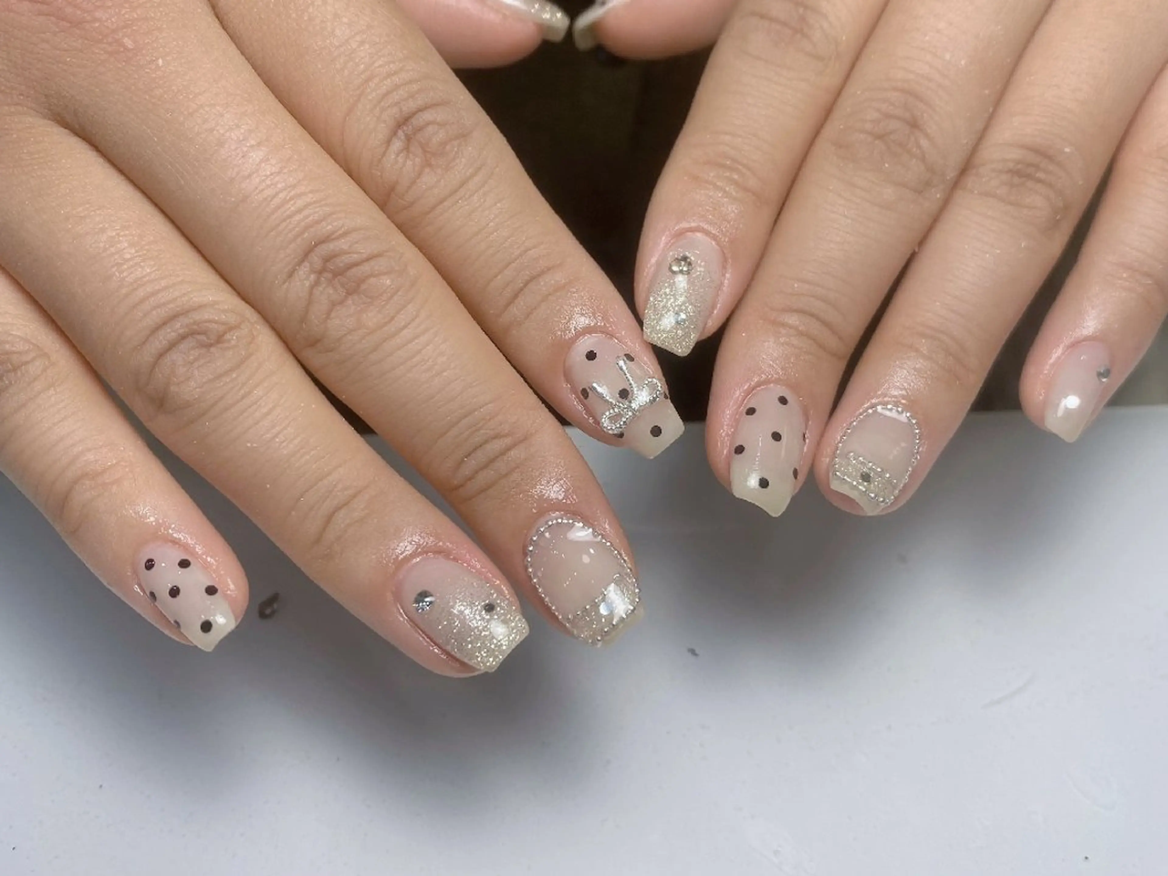 ネイル チークネイル フレンチネイル ジェルネイル ガラスフレンチ キラキラネイル ハンドネイル UM Nail Salonのネイルデザイン