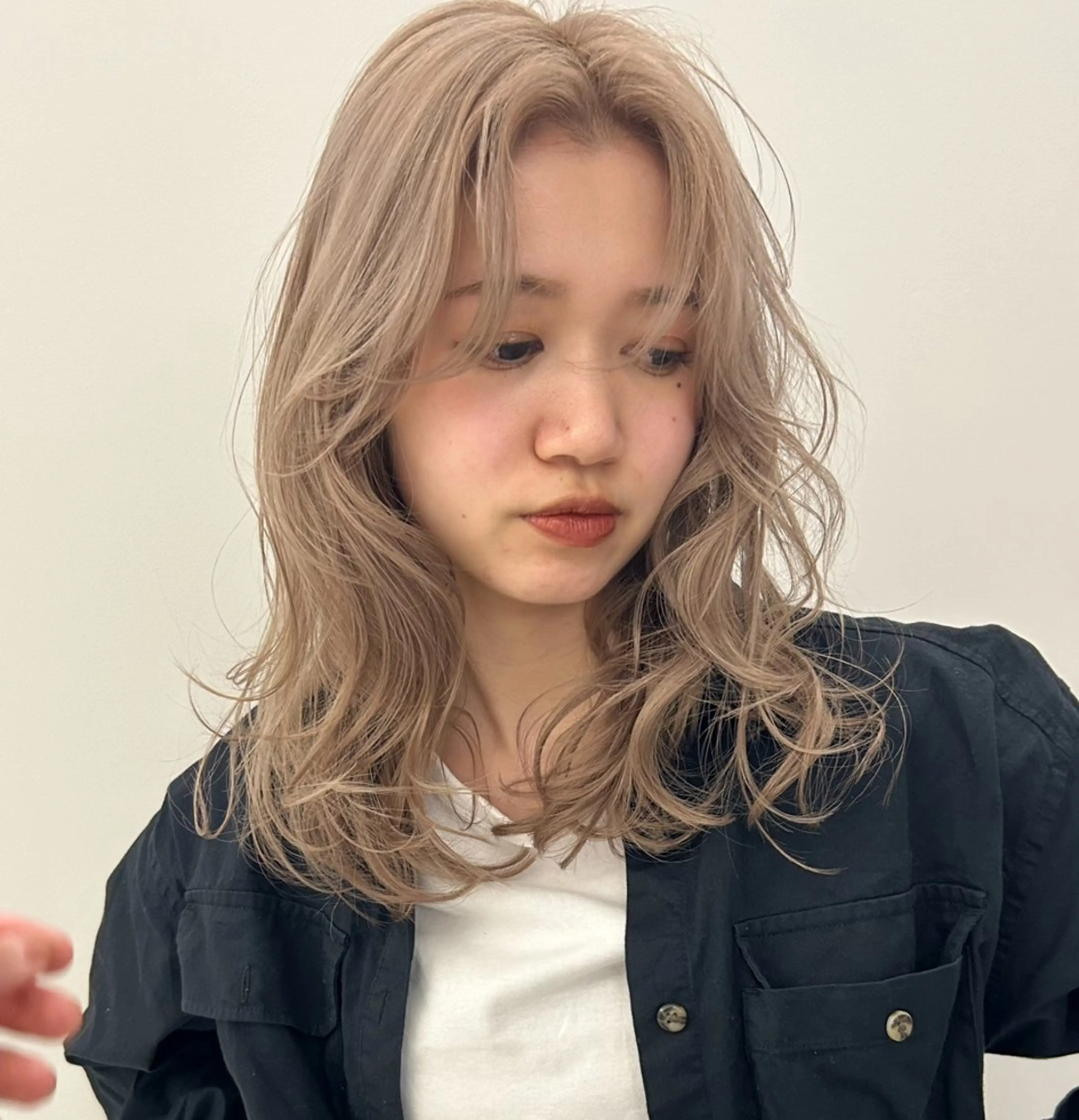 ミディアム カラー ベージュカラー ハイトーンカラー ハイトーンベージュ レイヤーカット カット ヘアカラー トリートメント ハイトーン/ブリーチ 似合せカット/パーマのヘアスタイル