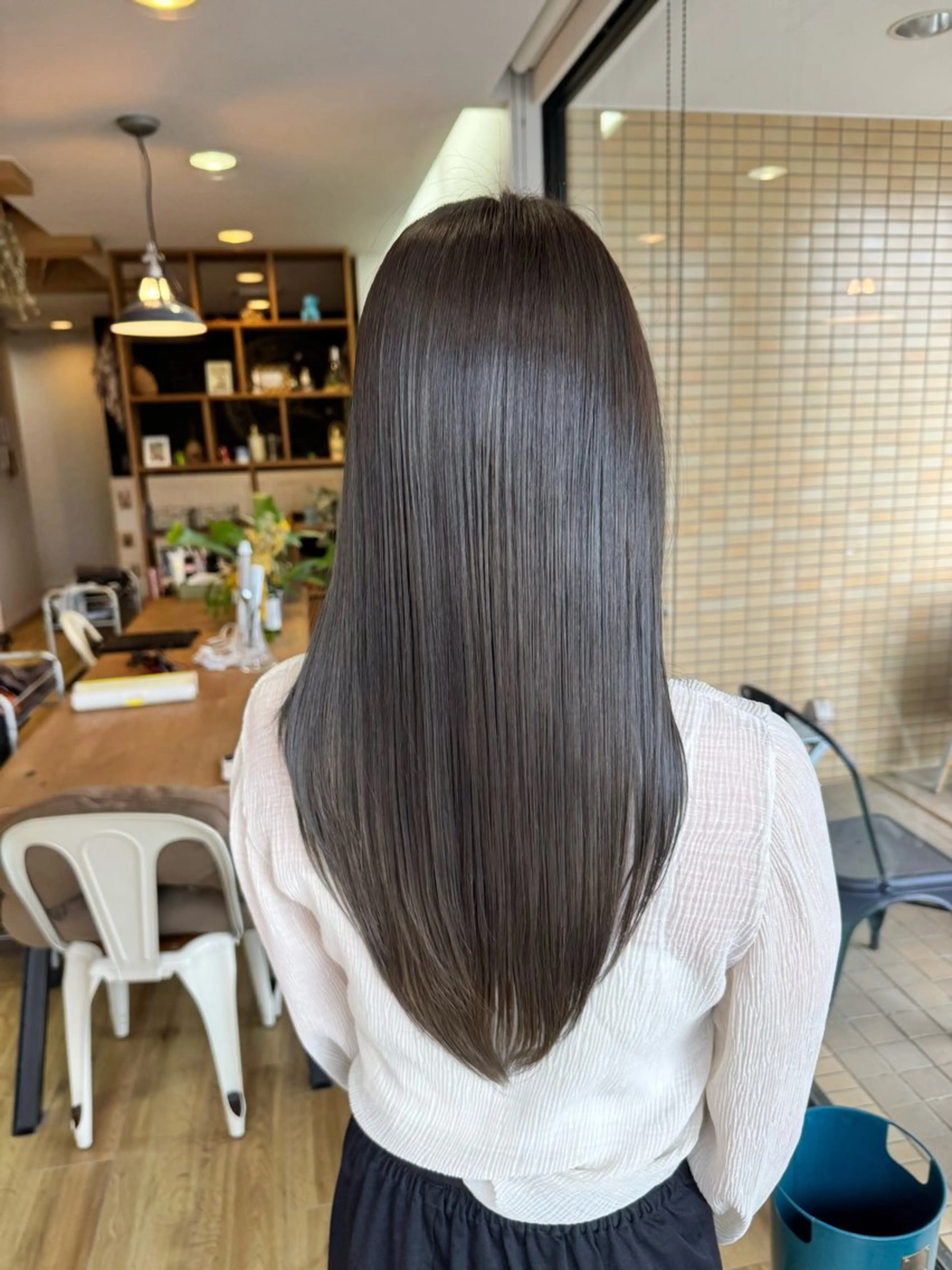 ロング カラー ブリーチ グレージュ ヘアカラー トリートメント ツキダテ ユイのヘアスタイル