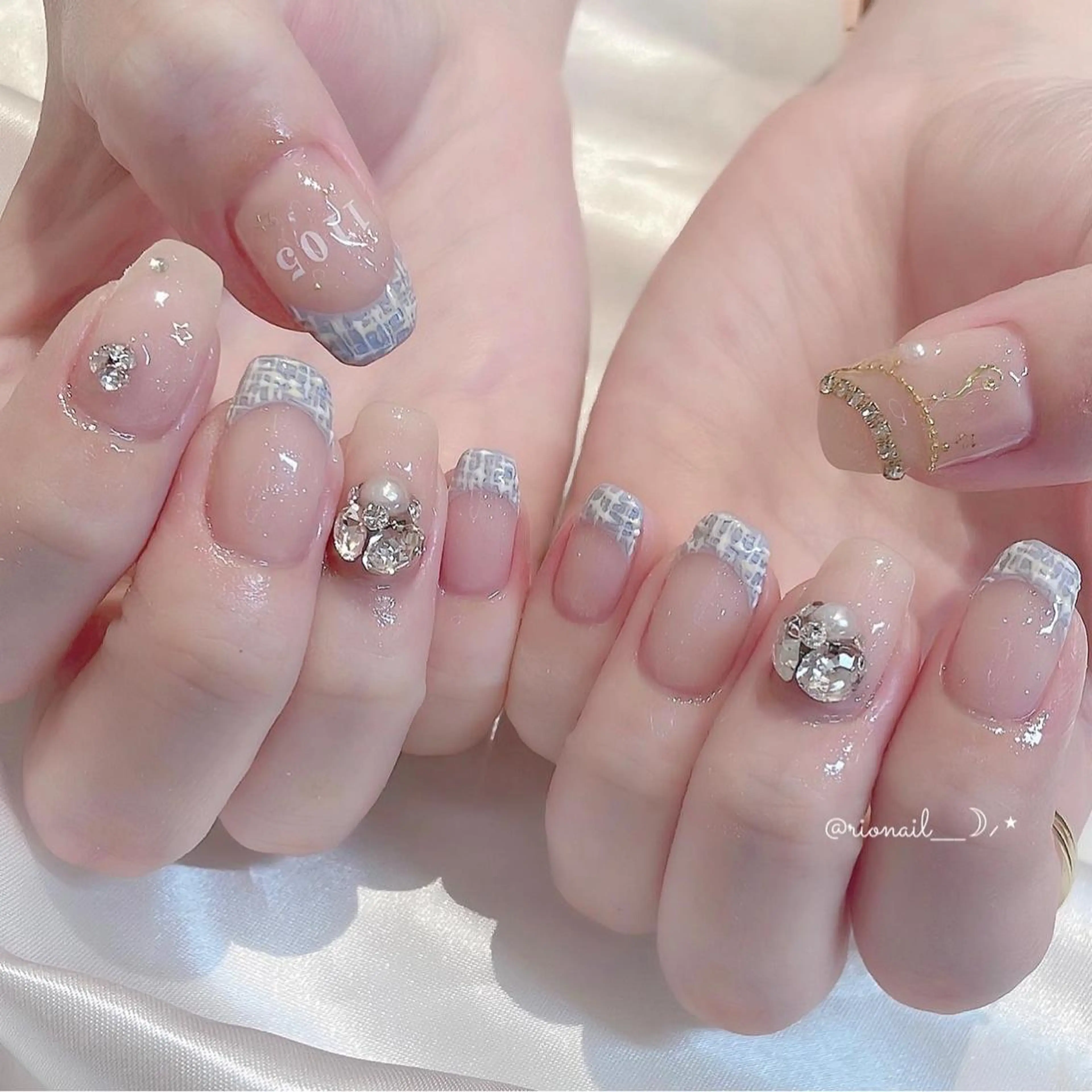 ネイル ハンドネイル 𝘙𝘪𝘰𝘯𝘢 ...🕯🤍のネイルデザイン