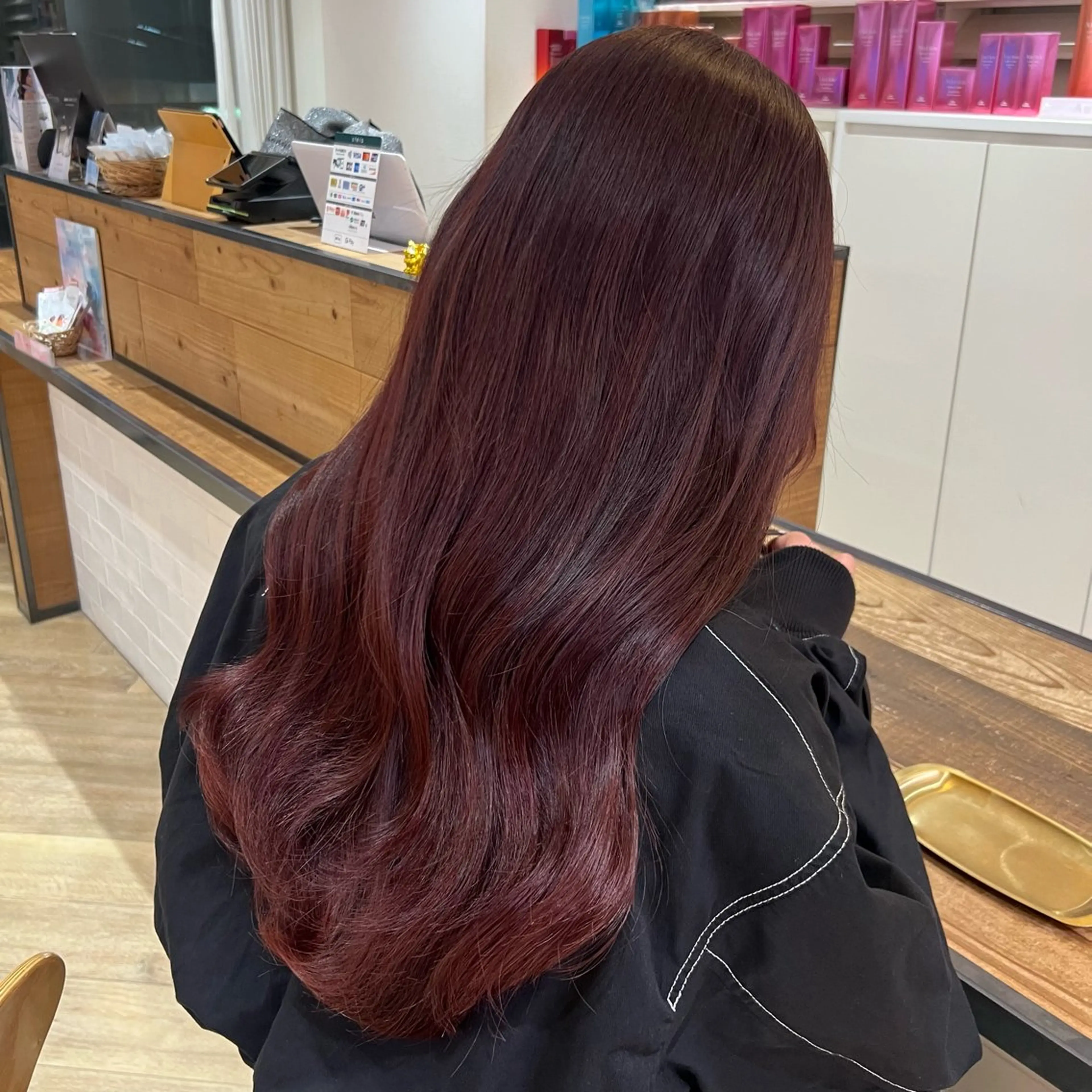 ロング カラー SLASHスラッシュ 小西結奈のヘアスタイル