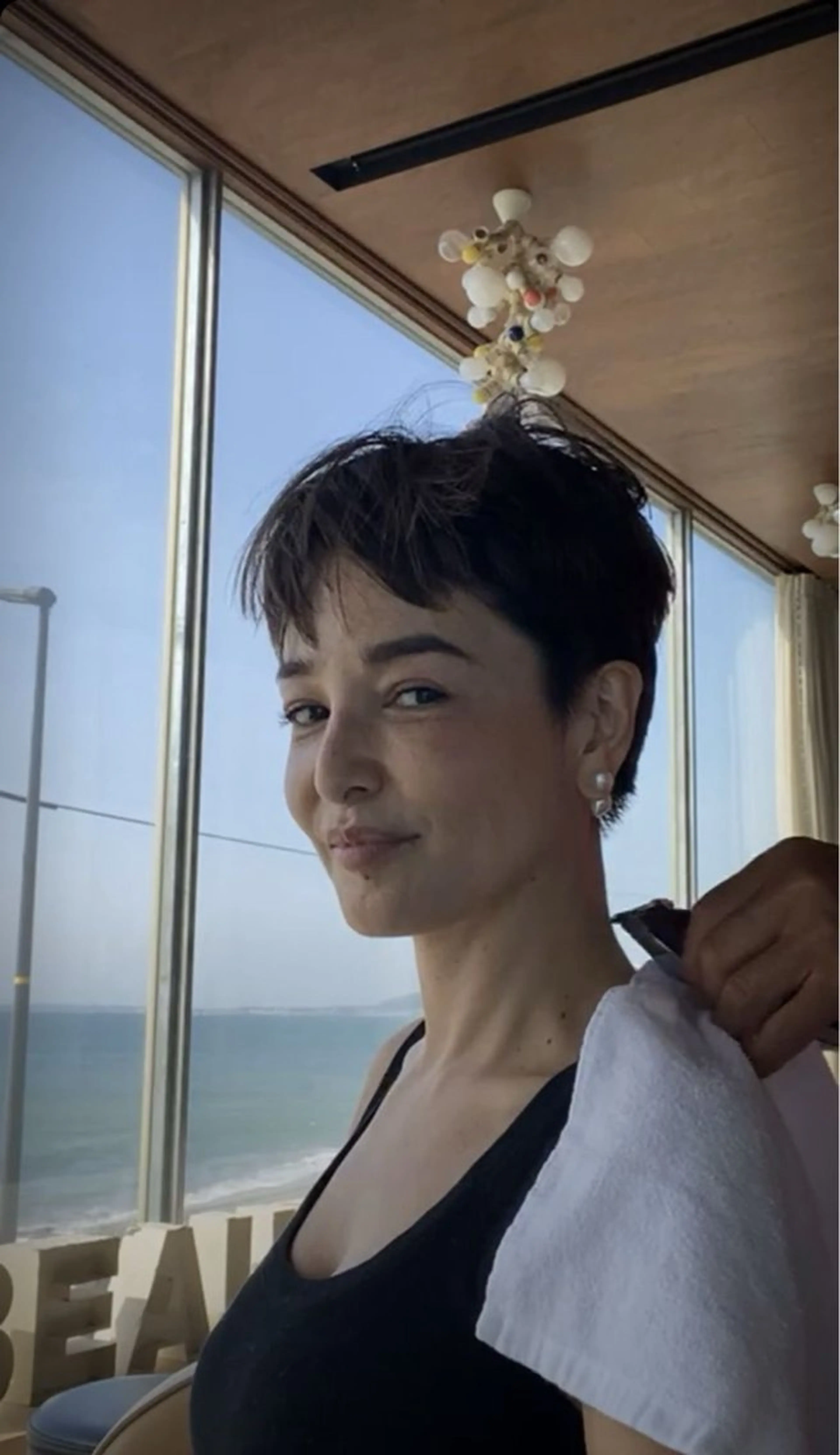 ショート レイヤーカット NERO加藤木麻彩のヘアスタイル