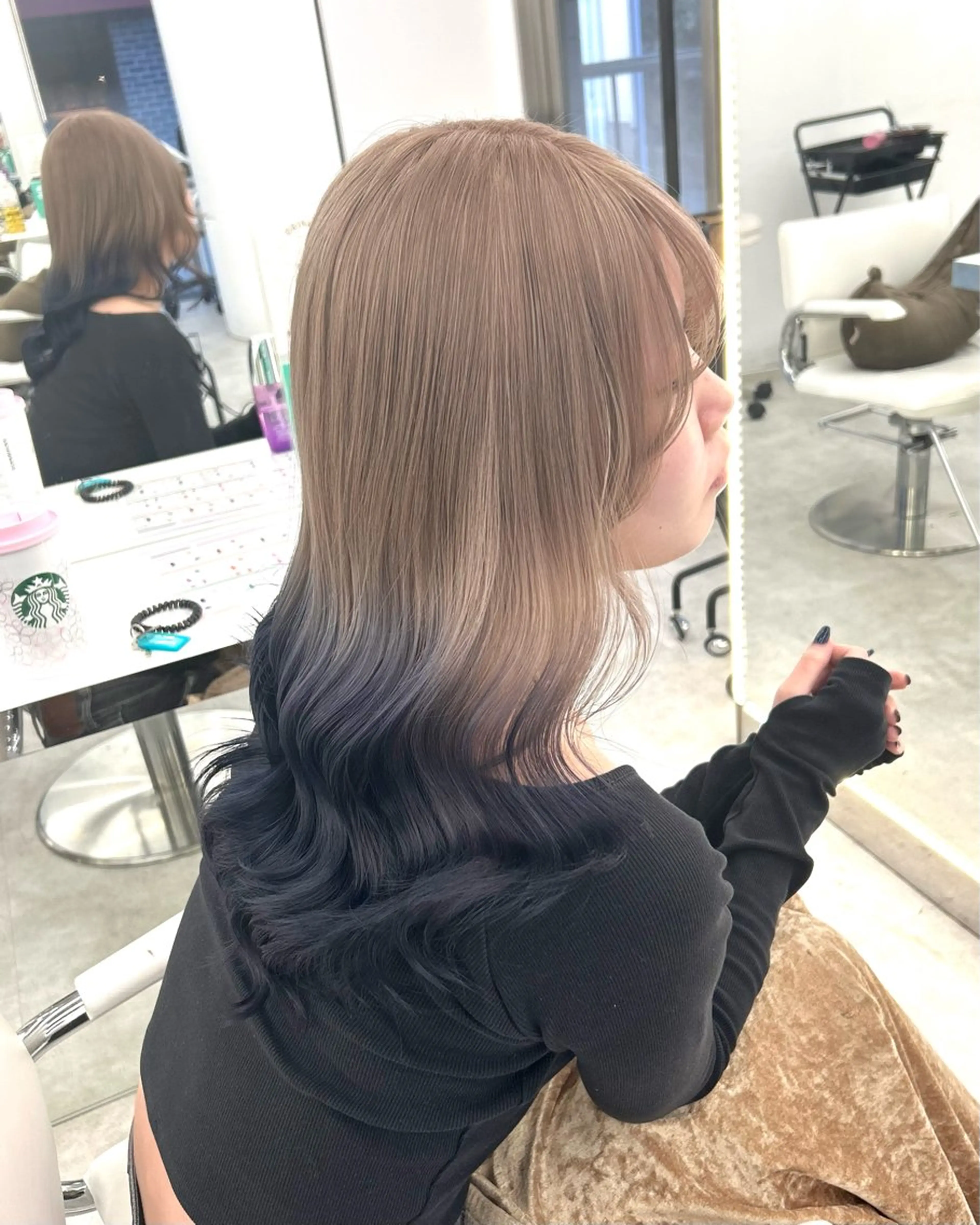 セミロング カラー ベージュカラー ブルーカラー グラデーションカラー ミルクティーベージュ ネイビーカラー ヘアカラー トリートメント 透明感ハイトーン特化 /ケアブリーチ/莉駒のヘアスタイル