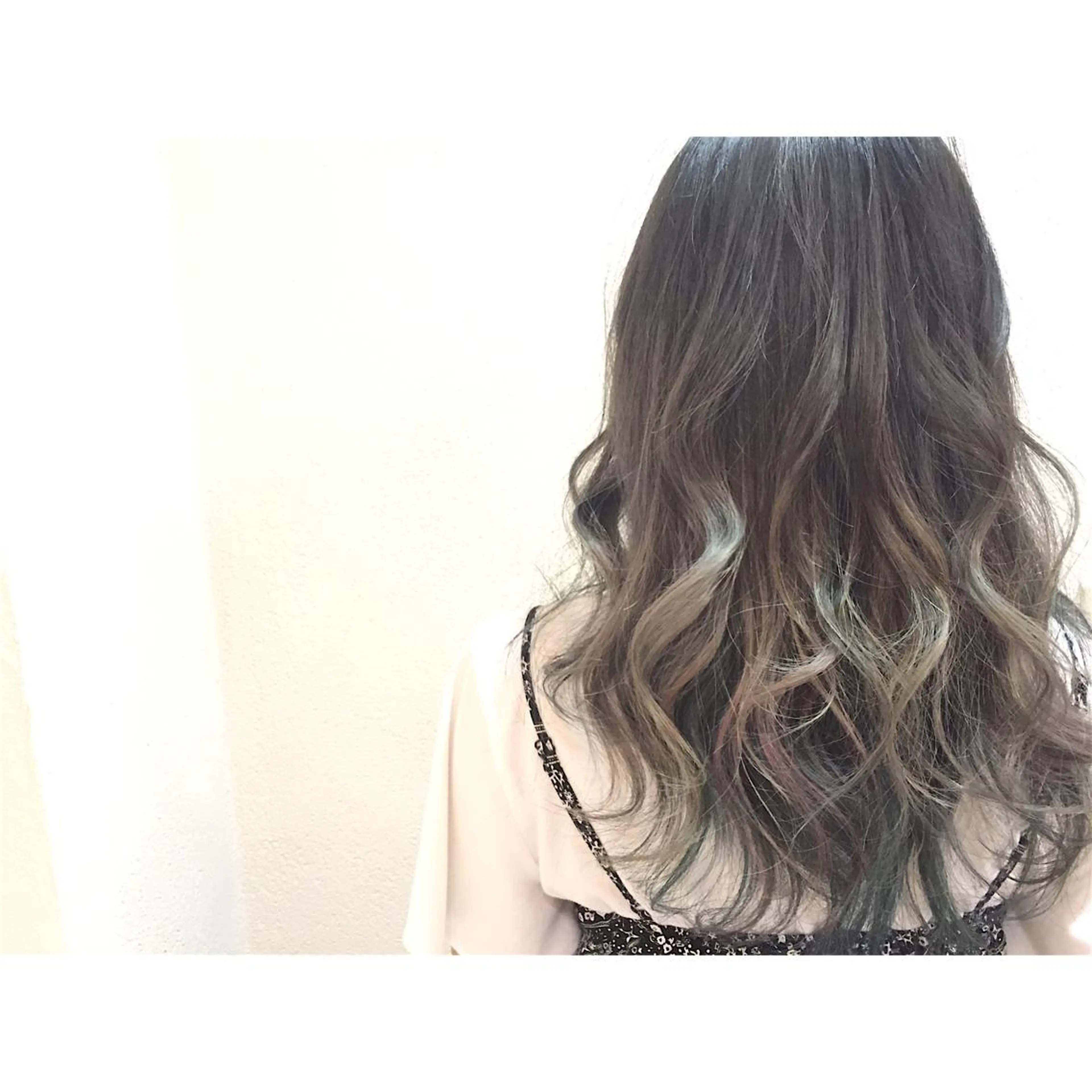 ミディアム セミロング ロング カラー ブリーチ グラデーションカラー グレージュ 西村 達哉のヘアスタイル