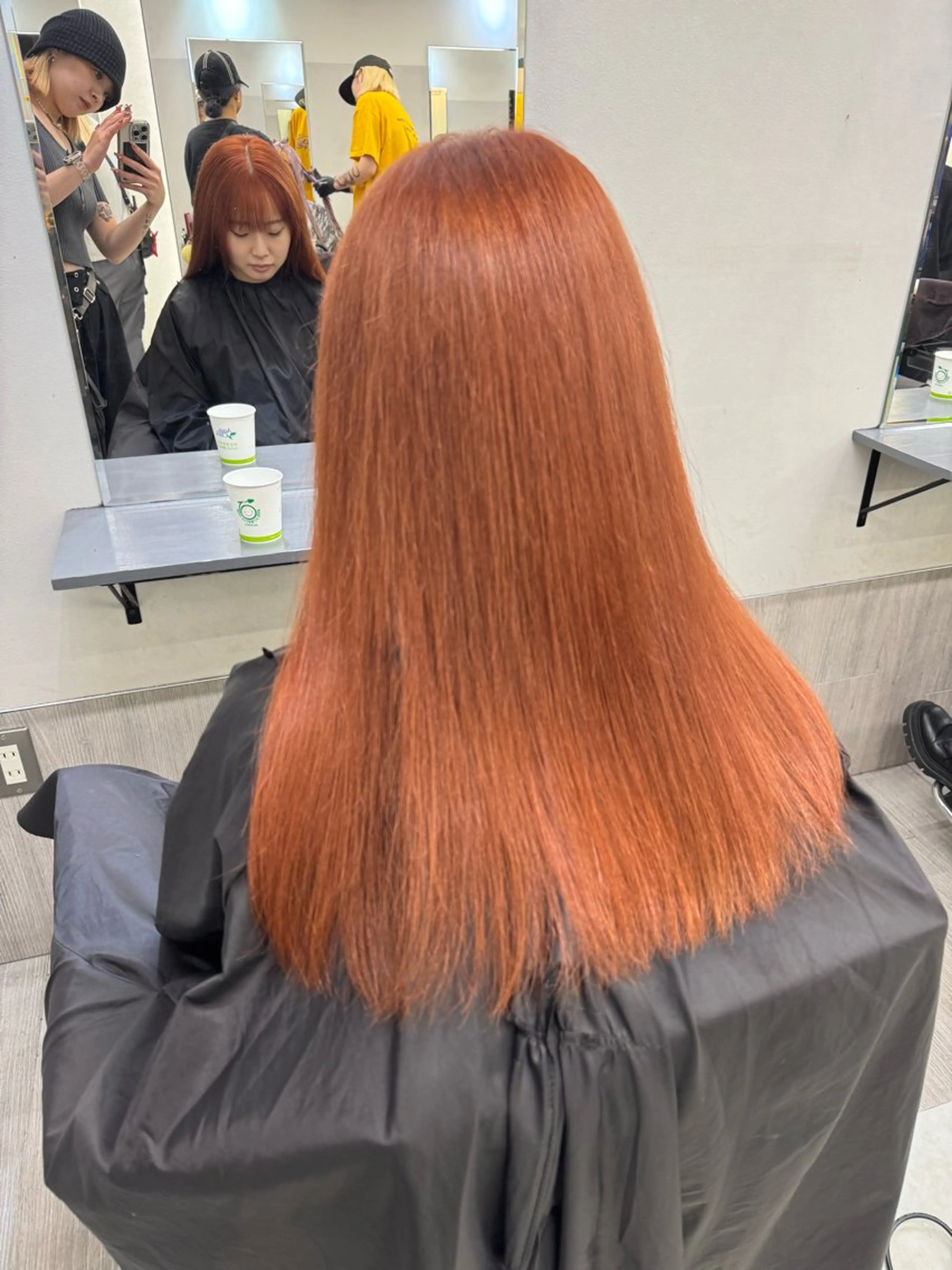 ミディアム カラー 赤みなしオリーブ ハイトーン×レイヤーのヘアスタイル