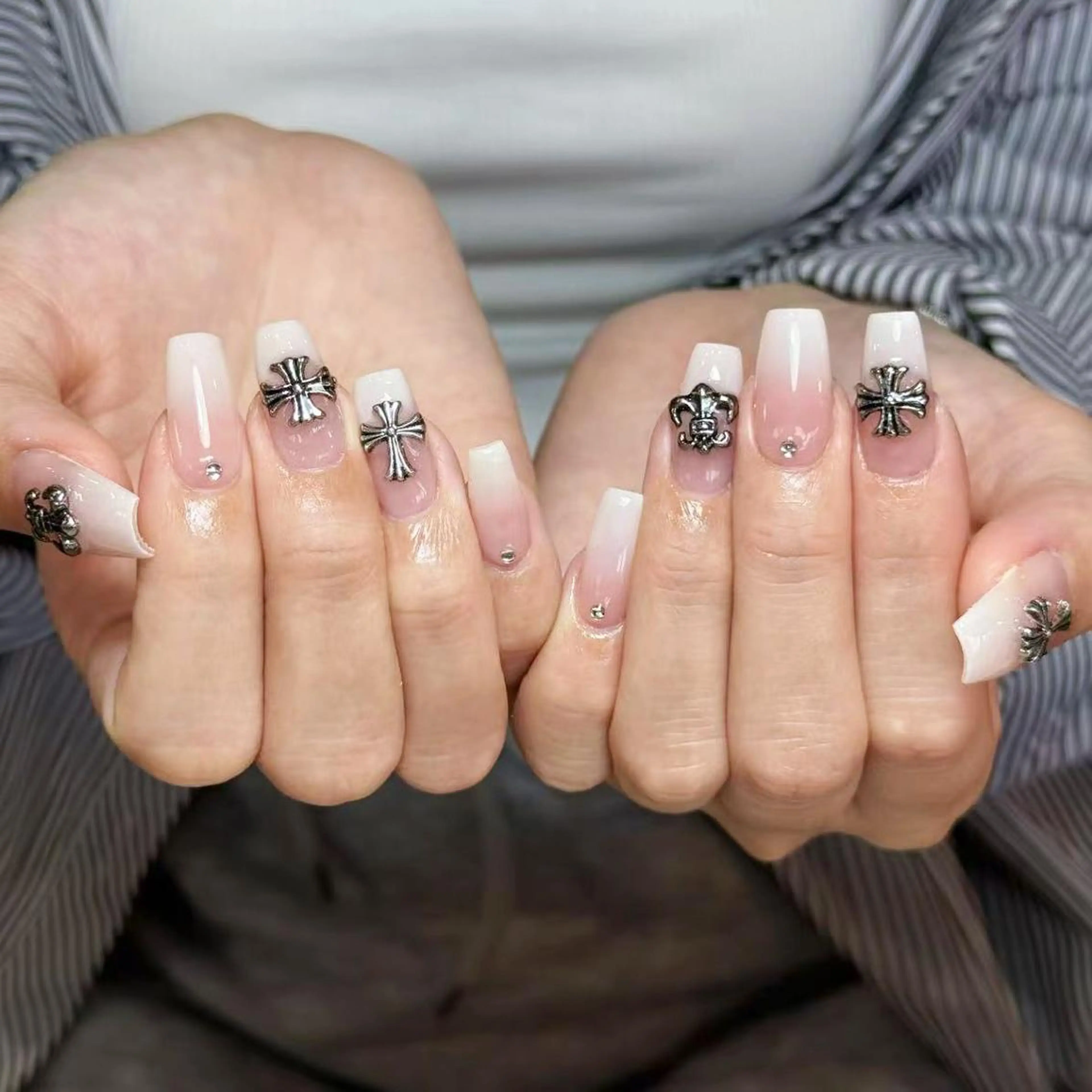 ネイル アートネイル オーロラネイル ガーリー キラキラネイル 韓国ネイル Leah 💅のネイルデザイン