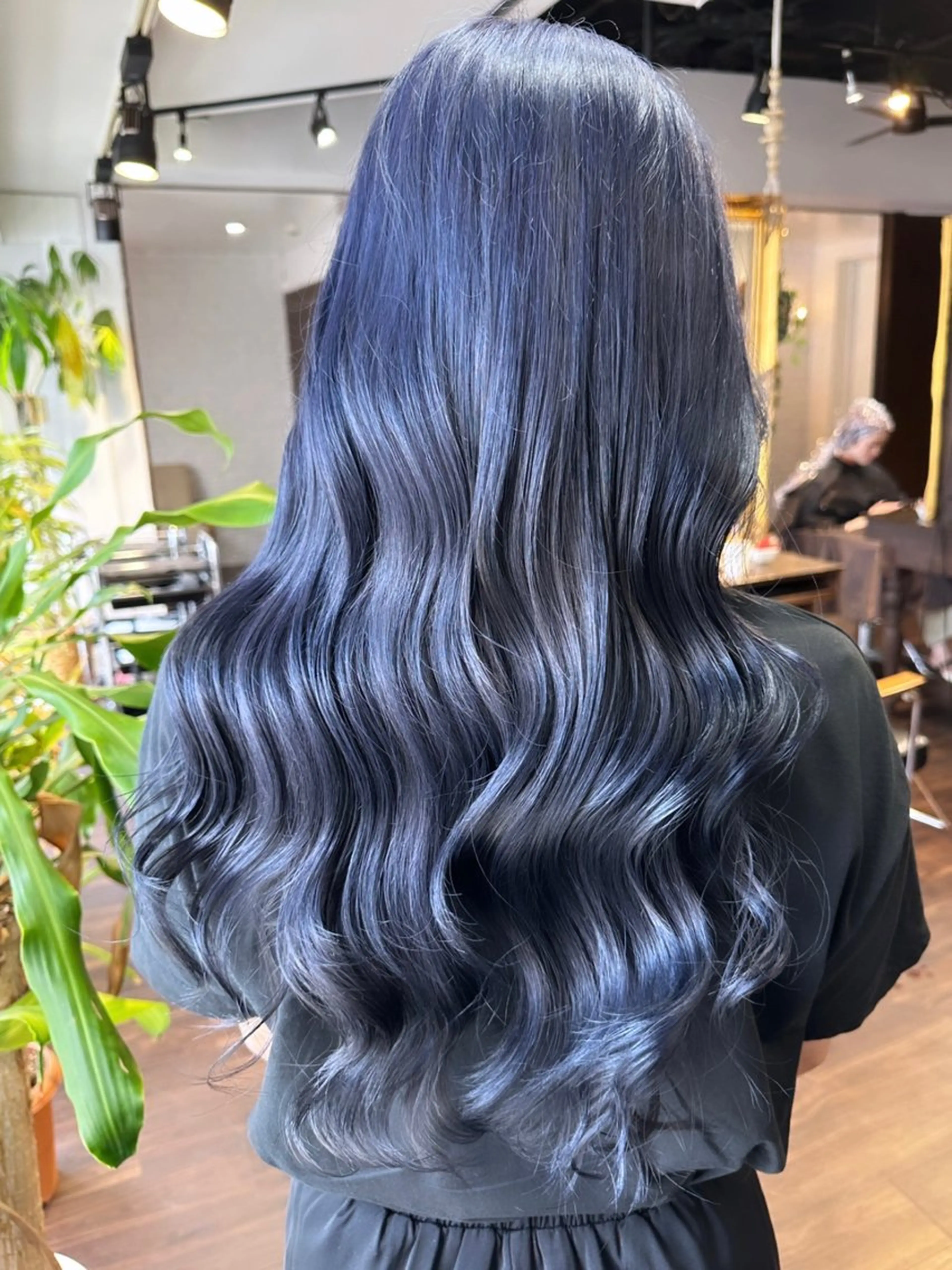 ロング カラー ヘアアレンジ ベージュカラー ブリーチ イヤリングカラー ハイトーンカラー ミルクティーベージュ ヘアカラー トリートメント 髪質改善/レイヤー 縮毛矯正/ケラチン耀のヘアスタイル