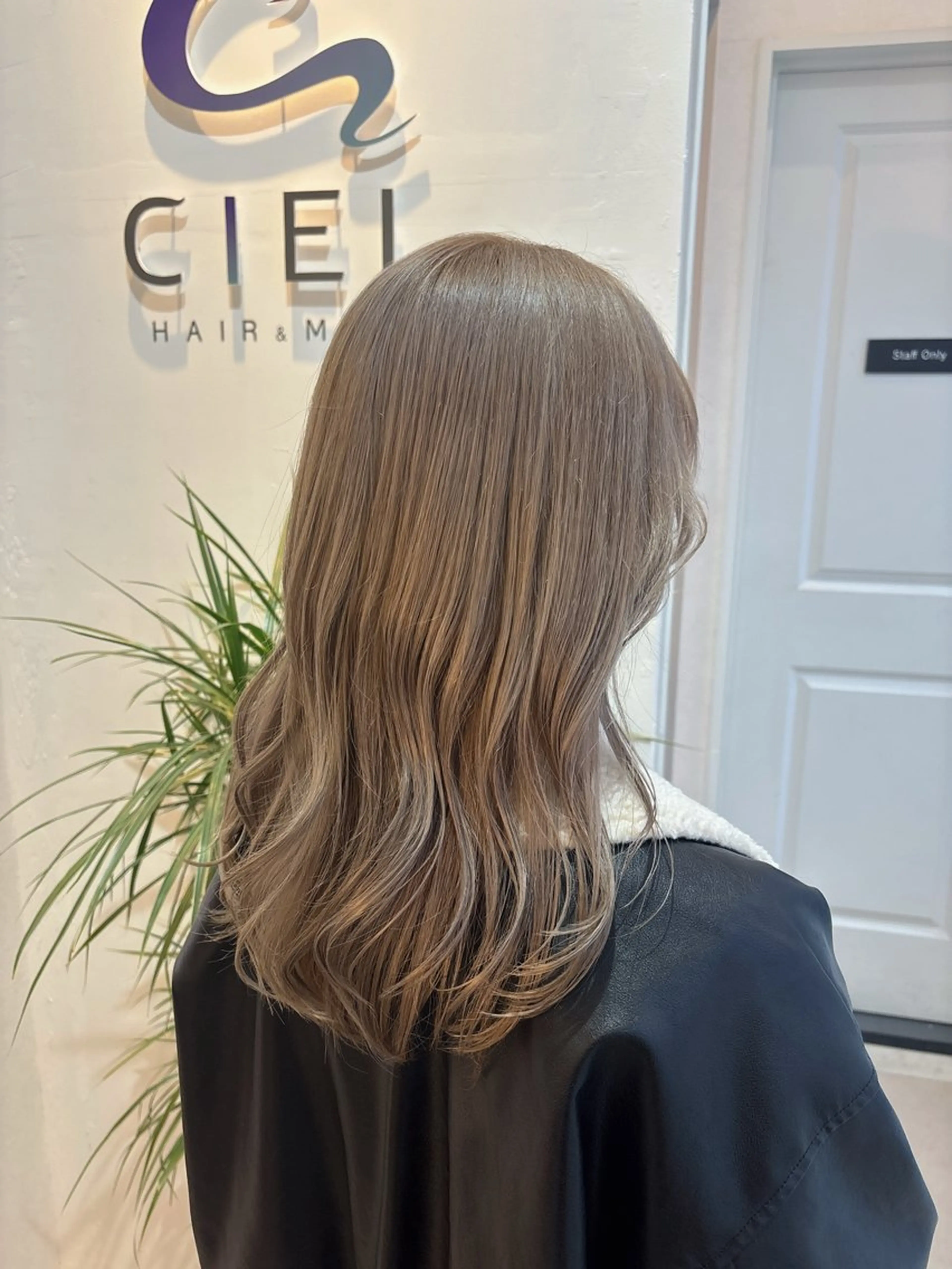 ロング カラー ベージュカラー ブリーチ ミルクティーベージュ Rena/レイヤー /暖色/透明感のヘアスタイル