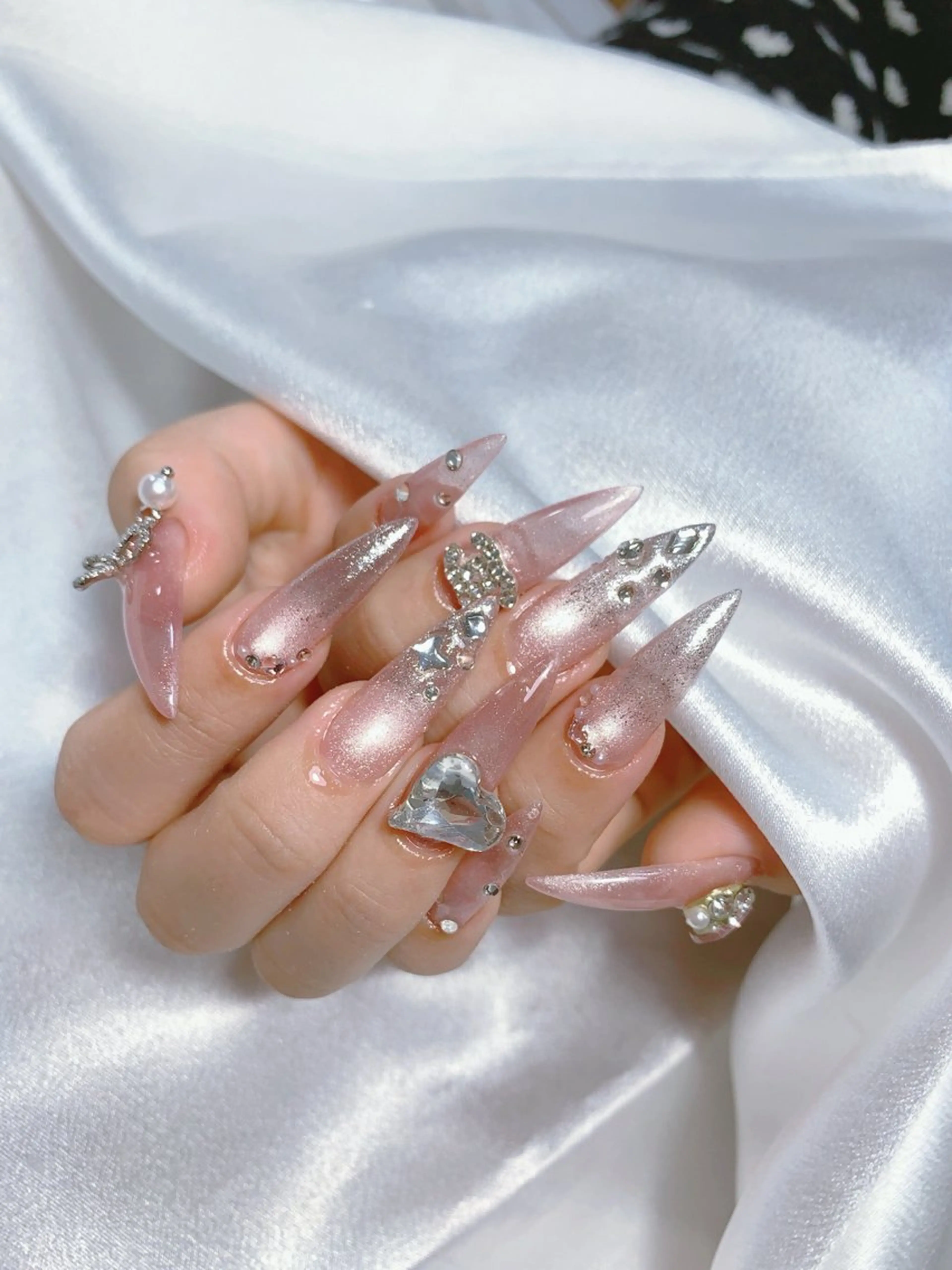 ネイル ブルー チークネイル フレンチネイル ハート ホログラムネイル インフィニティ ネイルサロンのネイルデザイン