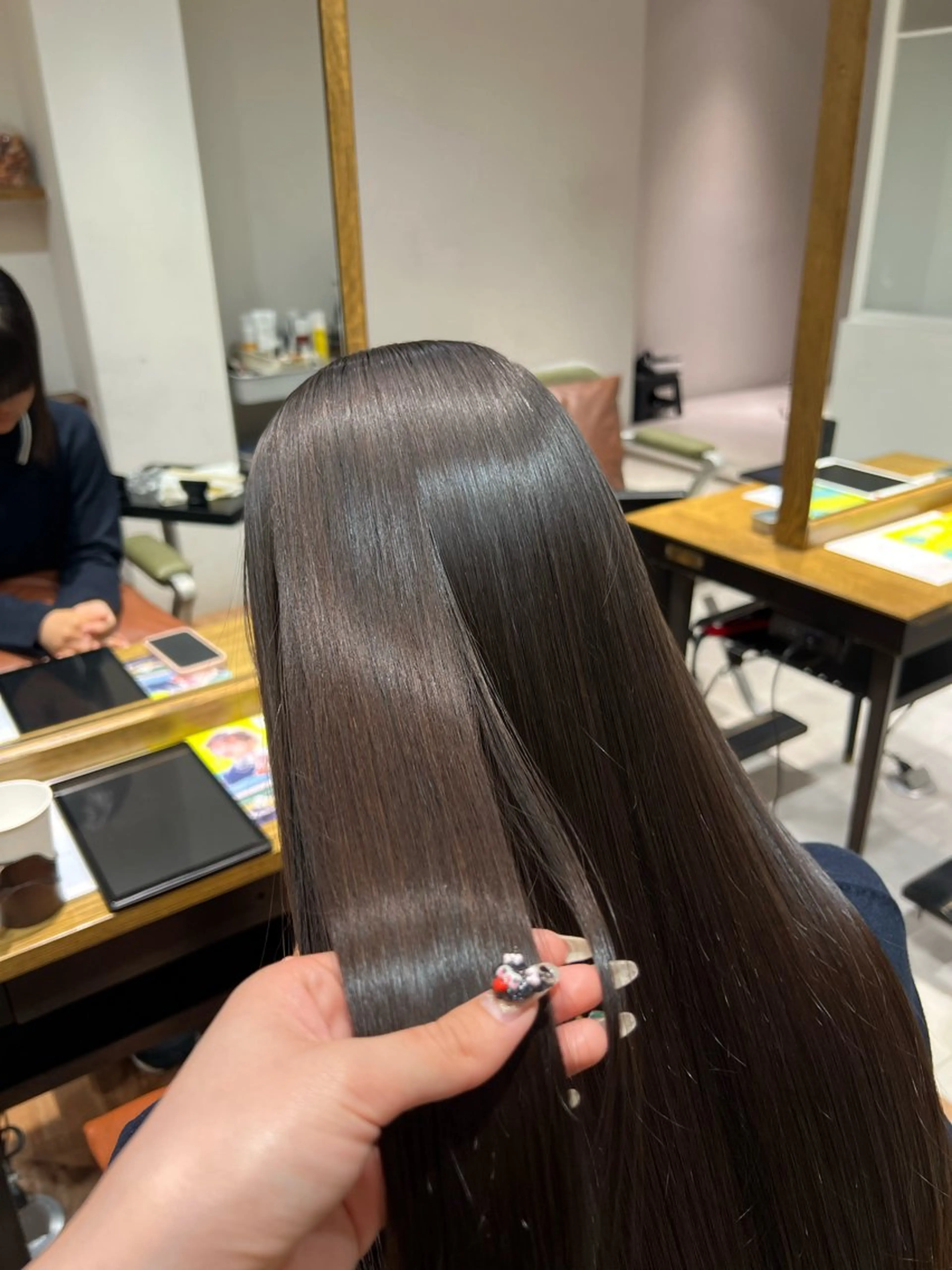 ロング 縮毛矯正 ワタナベ モカ🦢ダブルカラーのヘアスタイル