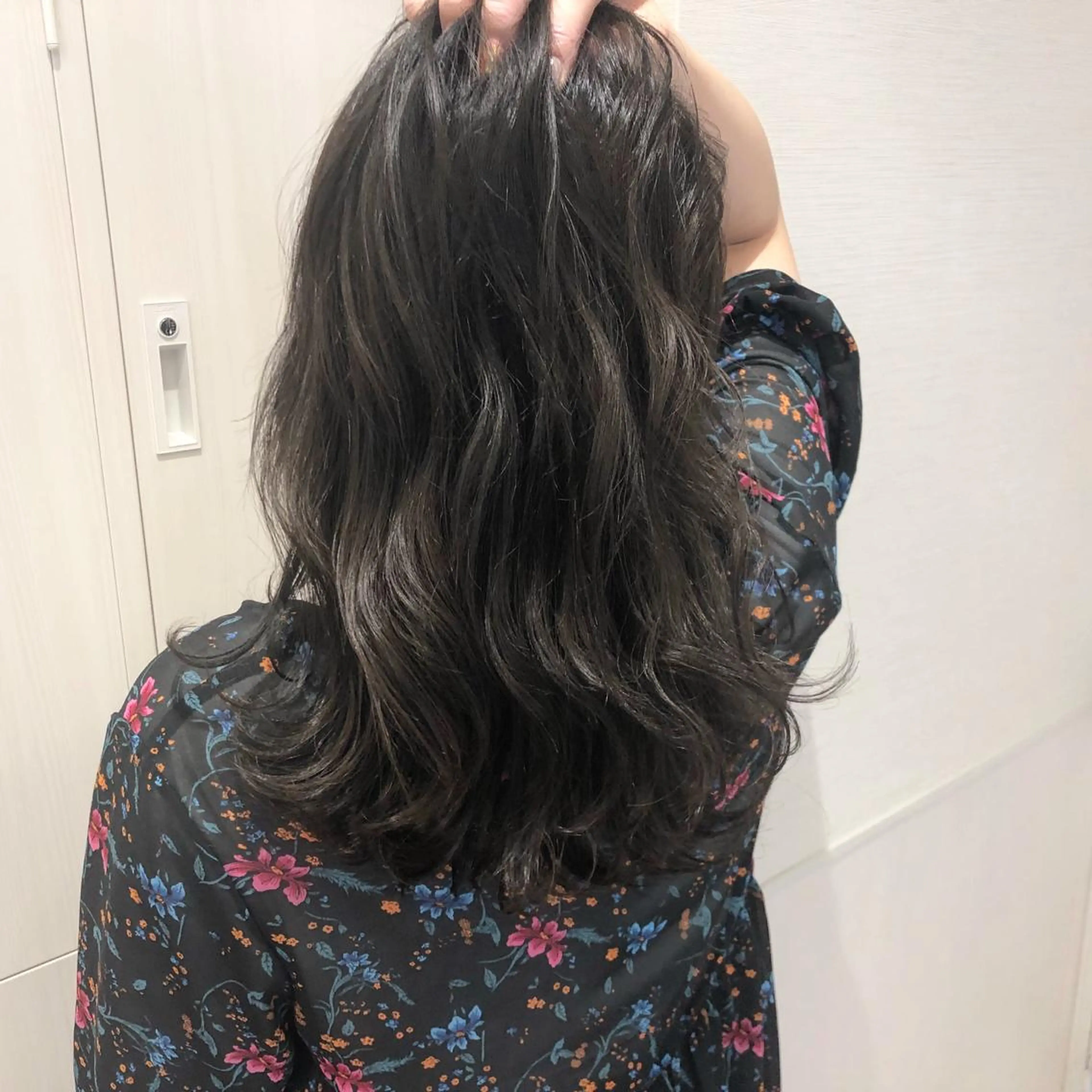 セミロング カラー アディクシーカラー アッシュ アッシュグレー アッシュグレージュ バレイヤージュ 三鷹で1番ショート ボブをカットする新谷のヘアスタイル