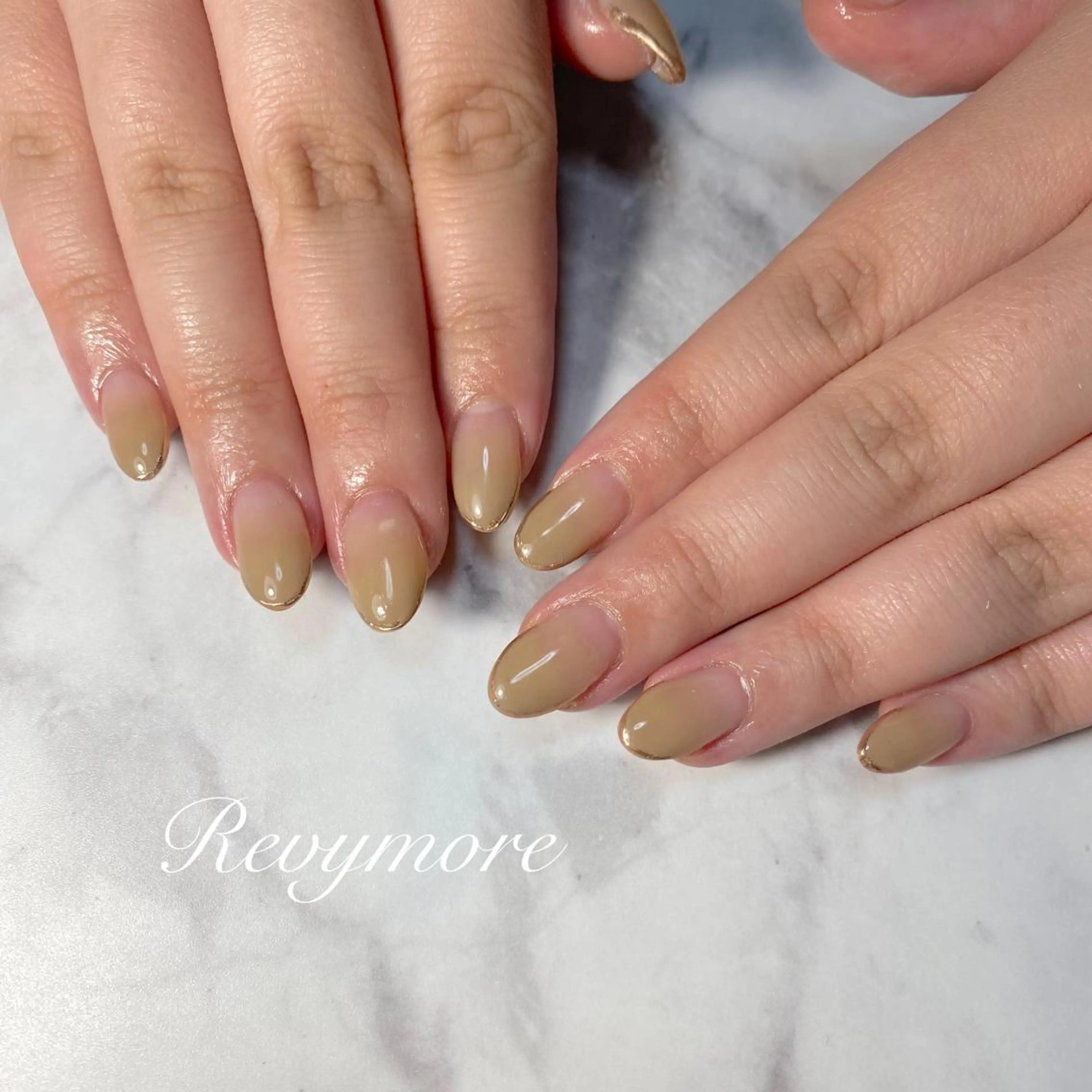 ミディアム ネイル 韓国風ヘア ジェルネイル キラキラネイル 韓国ネイル ミラーネイル nail salon Revymoreのネイルデザイン