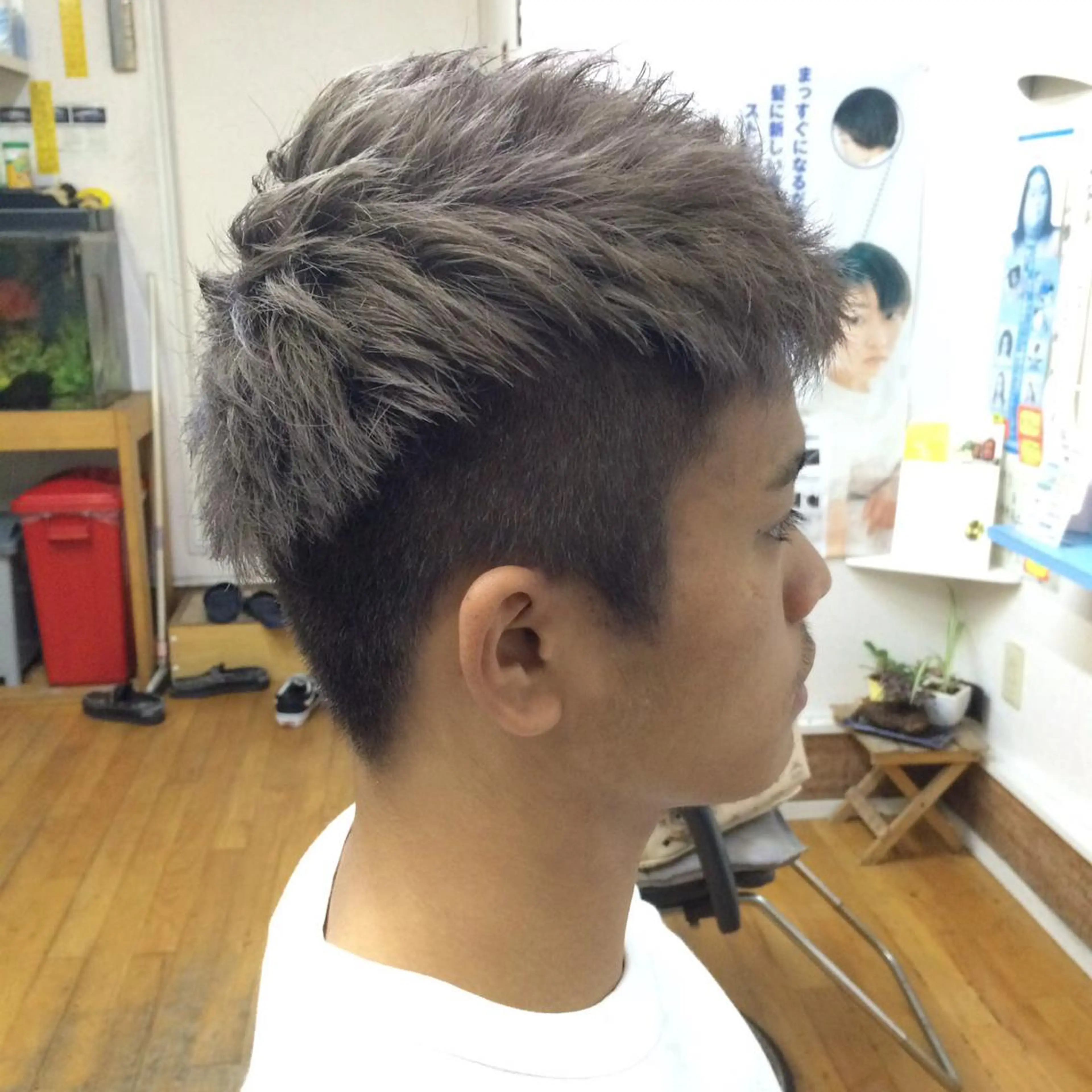 ショート カラー メンズ メンズブリーチ アッシュ ブリーチ 透明感カラー ダブルカラー カット 三輪 太一のヘアスタイル