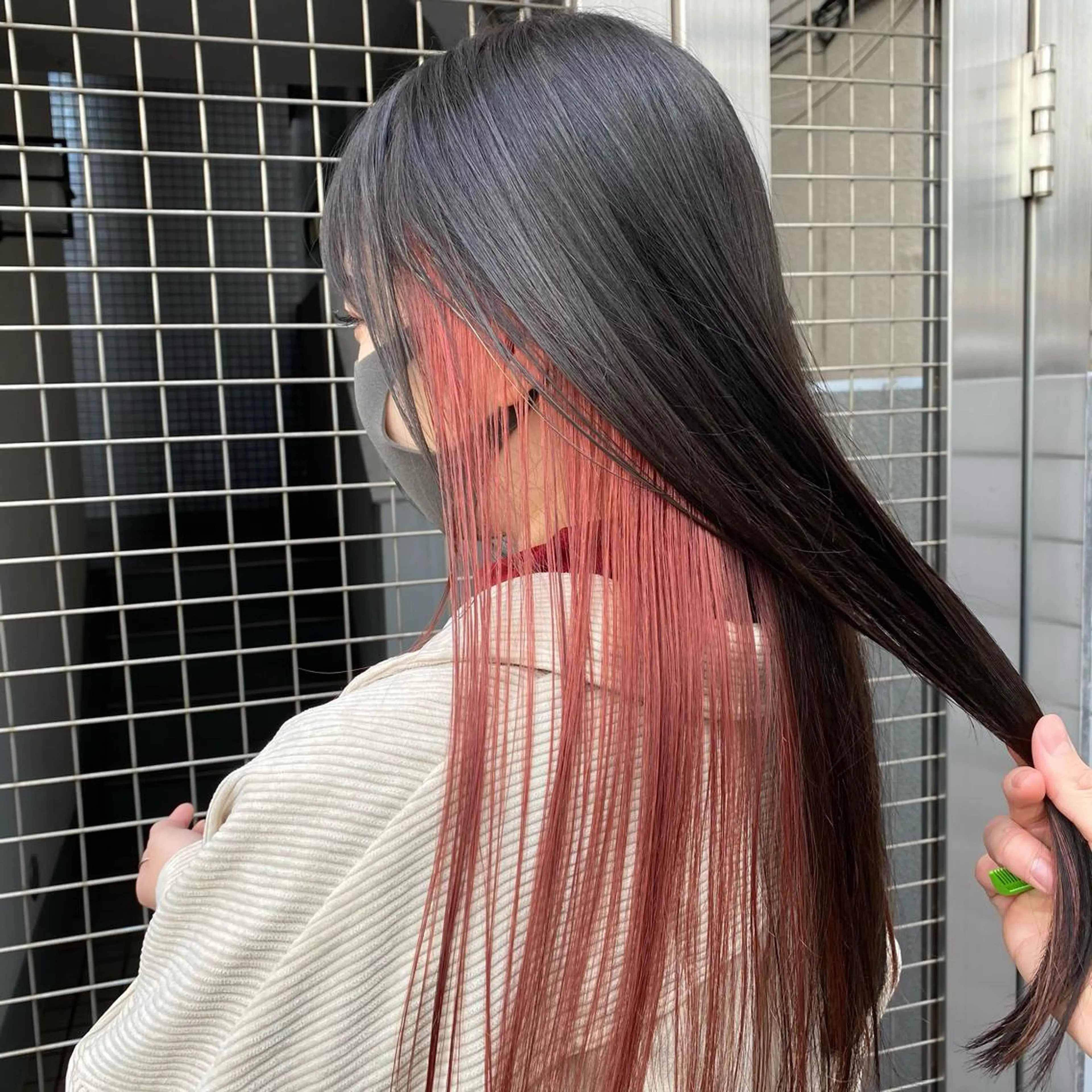 ロング カラー ブリーチ インナーカラー ピンクカラー レイヤーカット/ 前髪顔周りカットのヘアスタイル