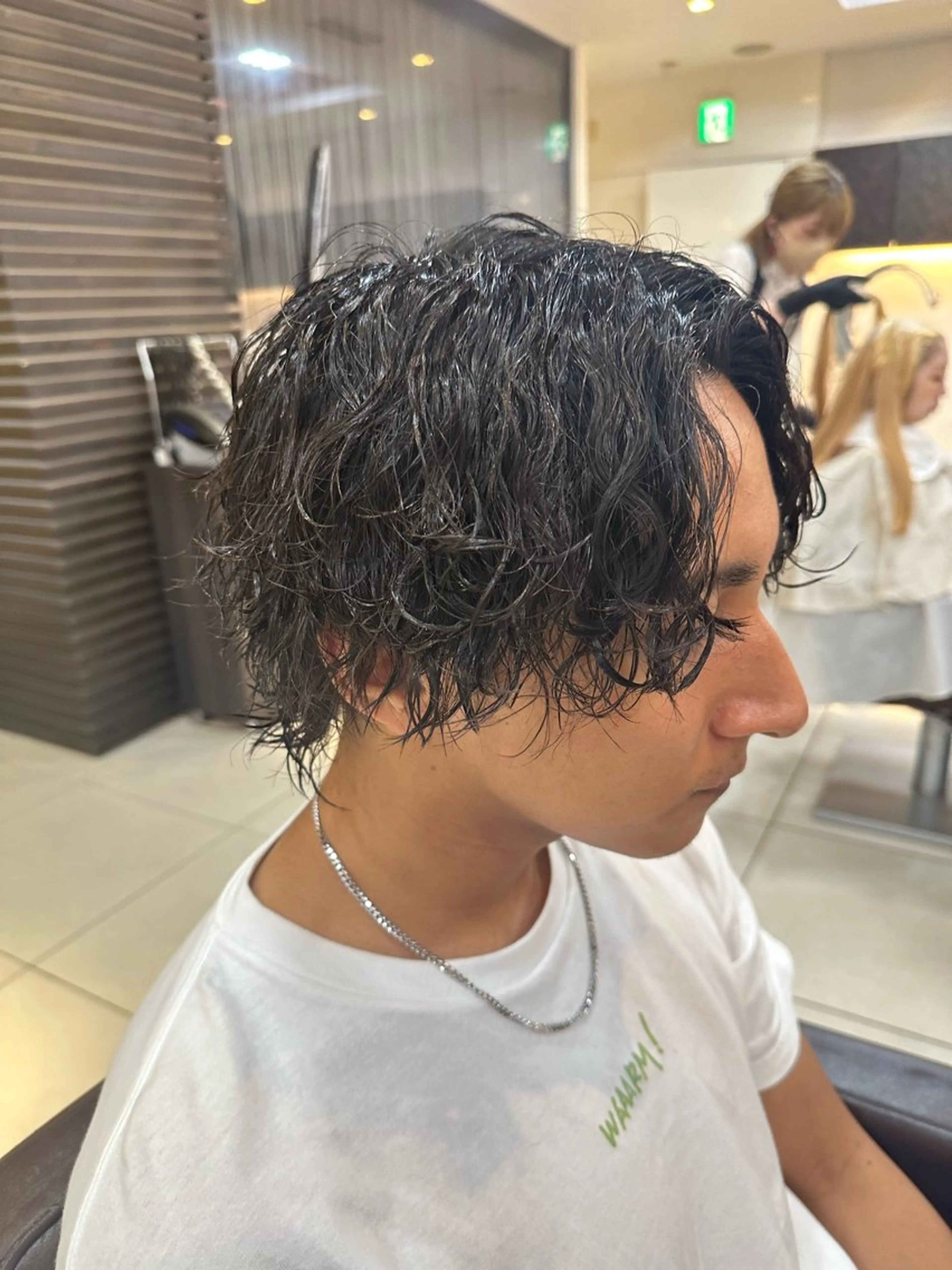 セミロング パーマ メンズ カット パーマ 海外風センターパート 健人のヘアスタイル