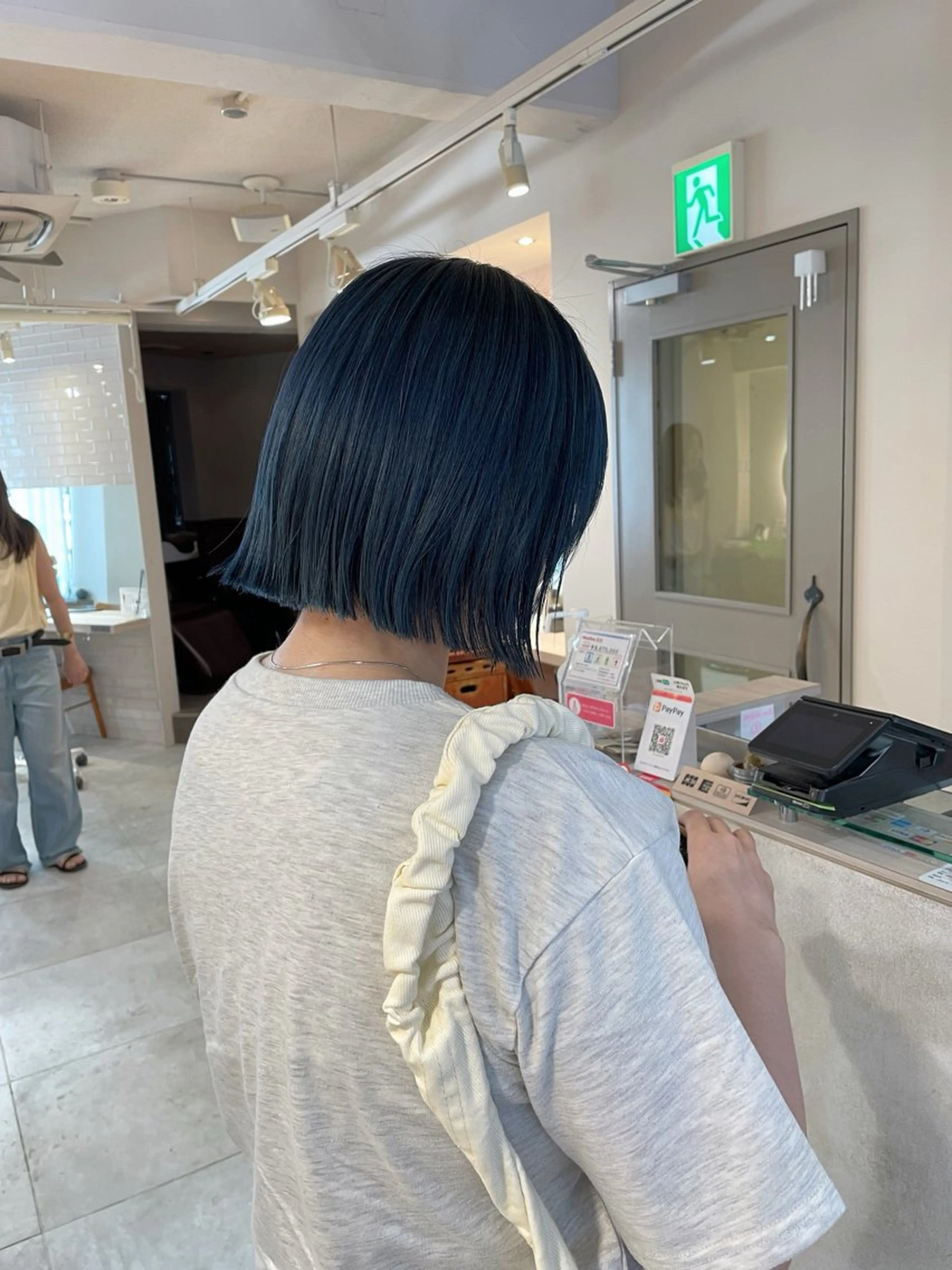 ショート カラー 切りっぱなしボブ ブリーチ ブルーカラー ネイビーカラー ボブ カット ヘアカラー トリートメント 切りっぱなしボブ ソノキユウカのヘアスタイル