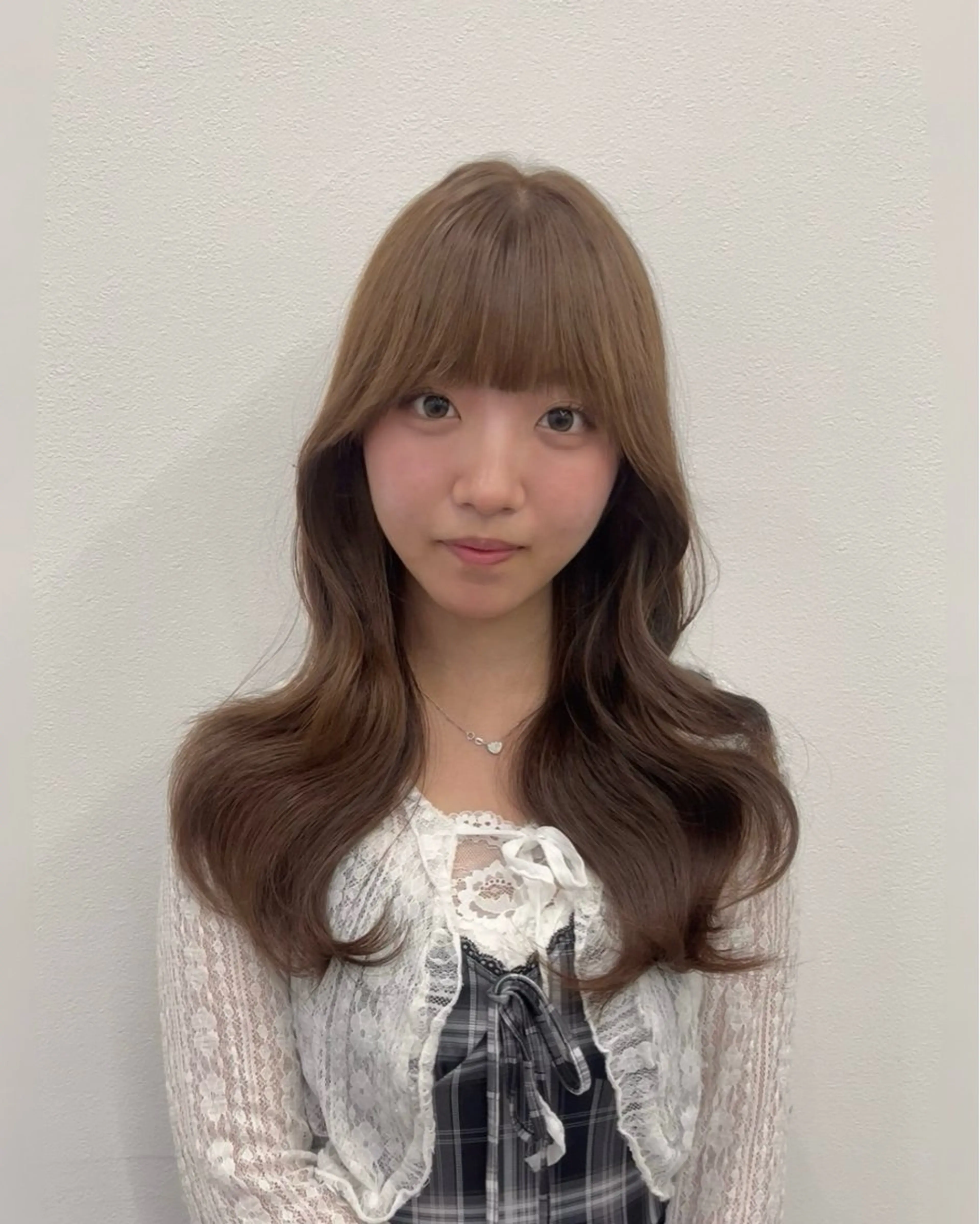 セミロング カラー パーマ アッシュ アッシュグレー アッシュグレージュ ベージュカラー ブリーチ カット ヘアカラー トリートメント akira｜ 透明感ベージュ｜梅田のヘアスタイル