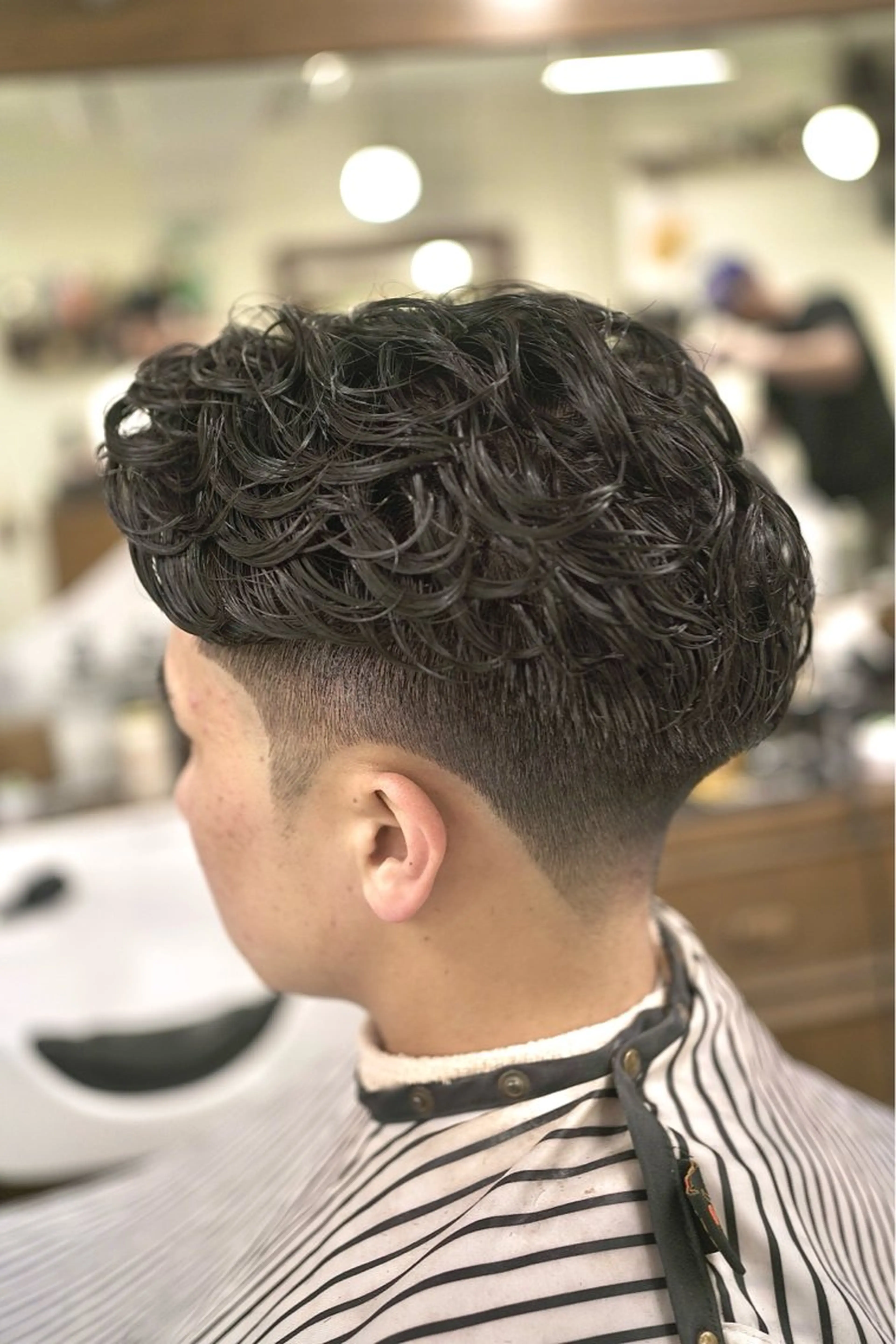 ショート パーマ メンズ フェードカット メンズパーマ スキンフェード メンズツイストパーマ ツイストパーマ カット パーマ ヘアーサロンチョップショップ所属・吉祥寺バーバー takumiのヘアスタイル