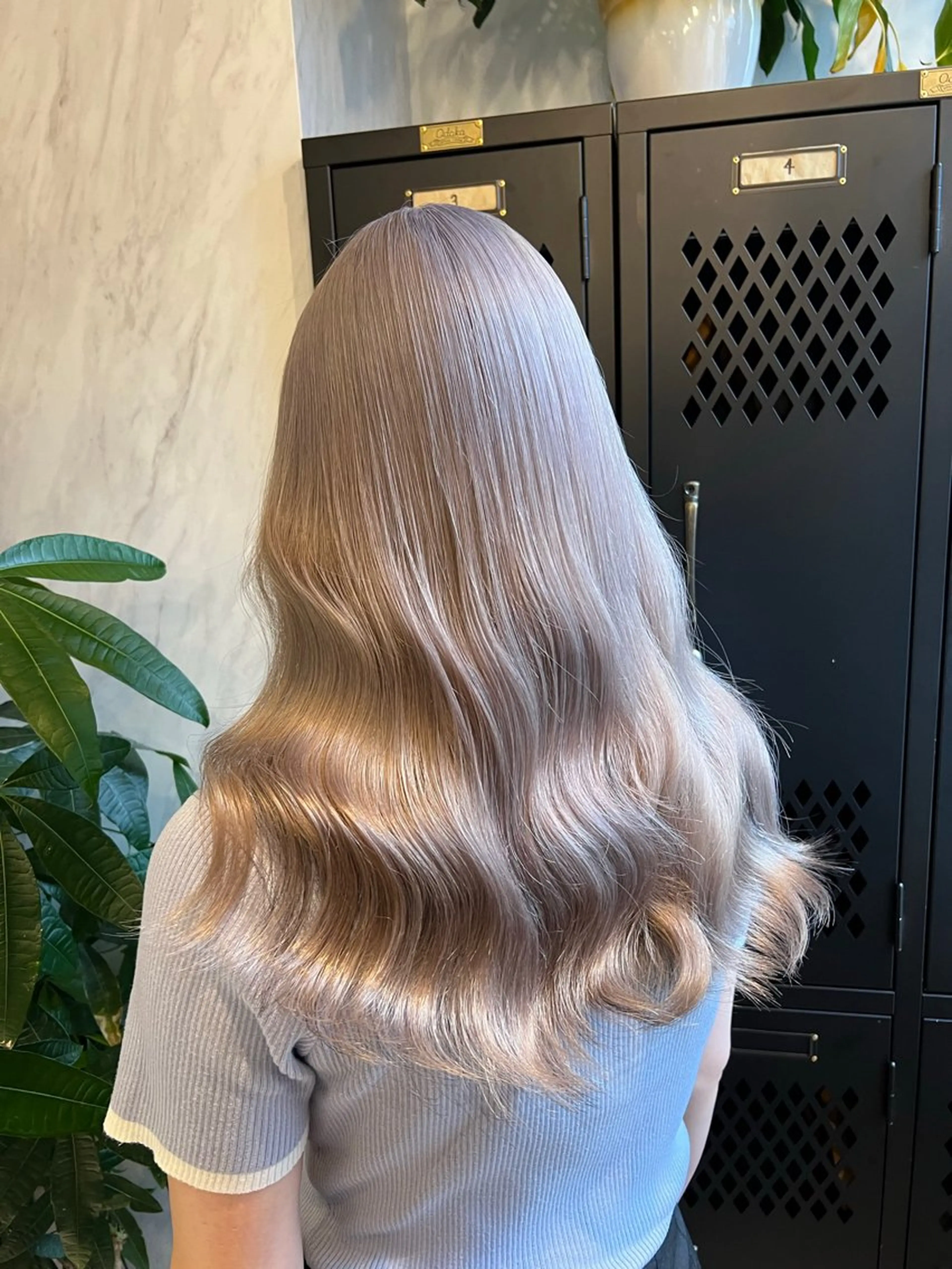 ロング カラー ブリーチ ケアブリーチ ハイトーンカラー 菜々🫧新宿 透明感ケアブリーチのヘアスタイル