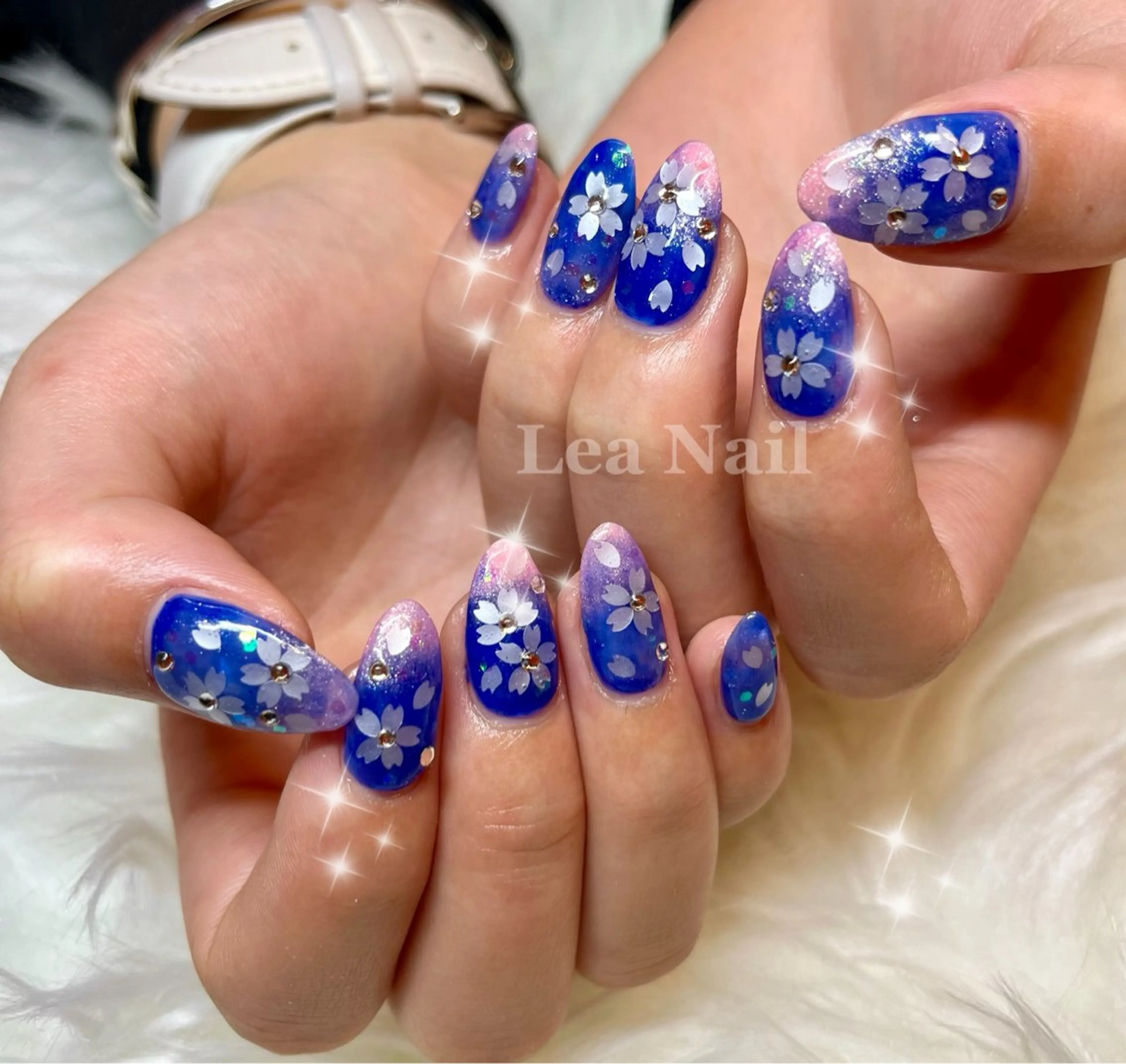 ネイル アートネイル ブルー 桜ネイル グラデーション ピンク ハンドネイル Lea Nailのネイルデザイン