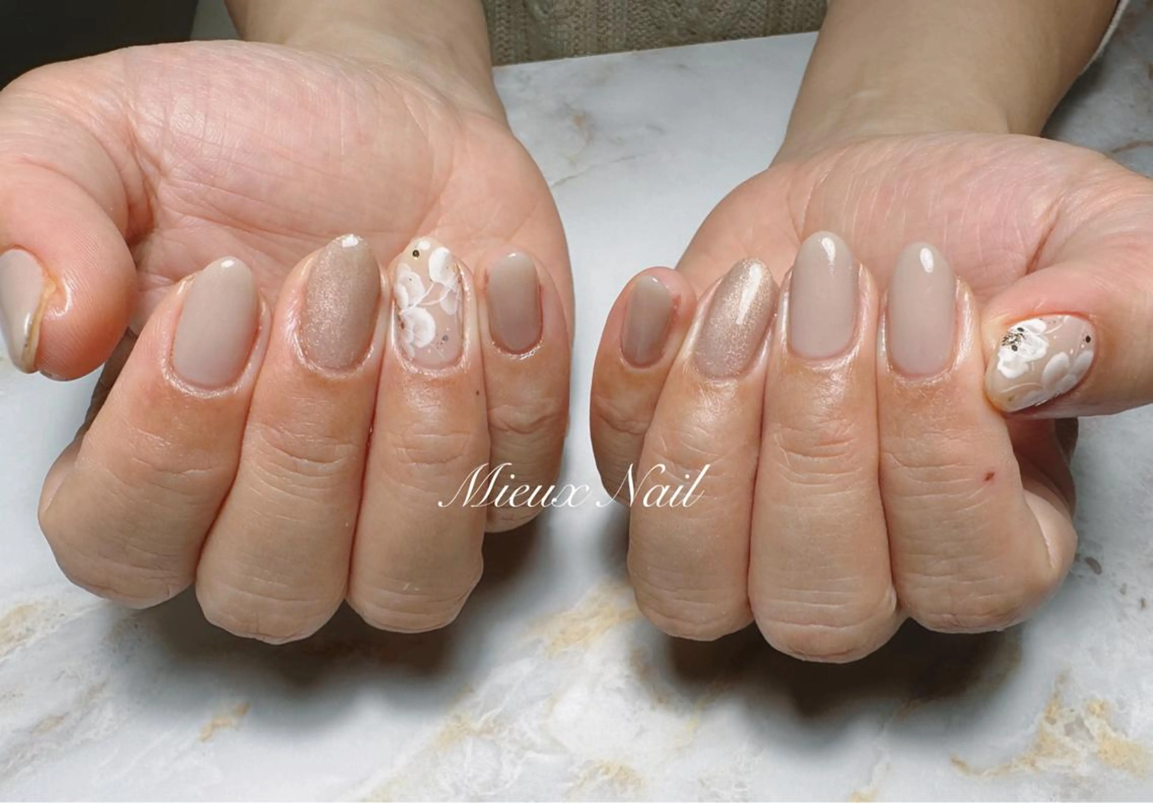 ネイル ブルー フラワーネイル オフィスネイル シンプルネイル 春ネイル ハンドネイル 市川 麻衣子のネイルデザイン