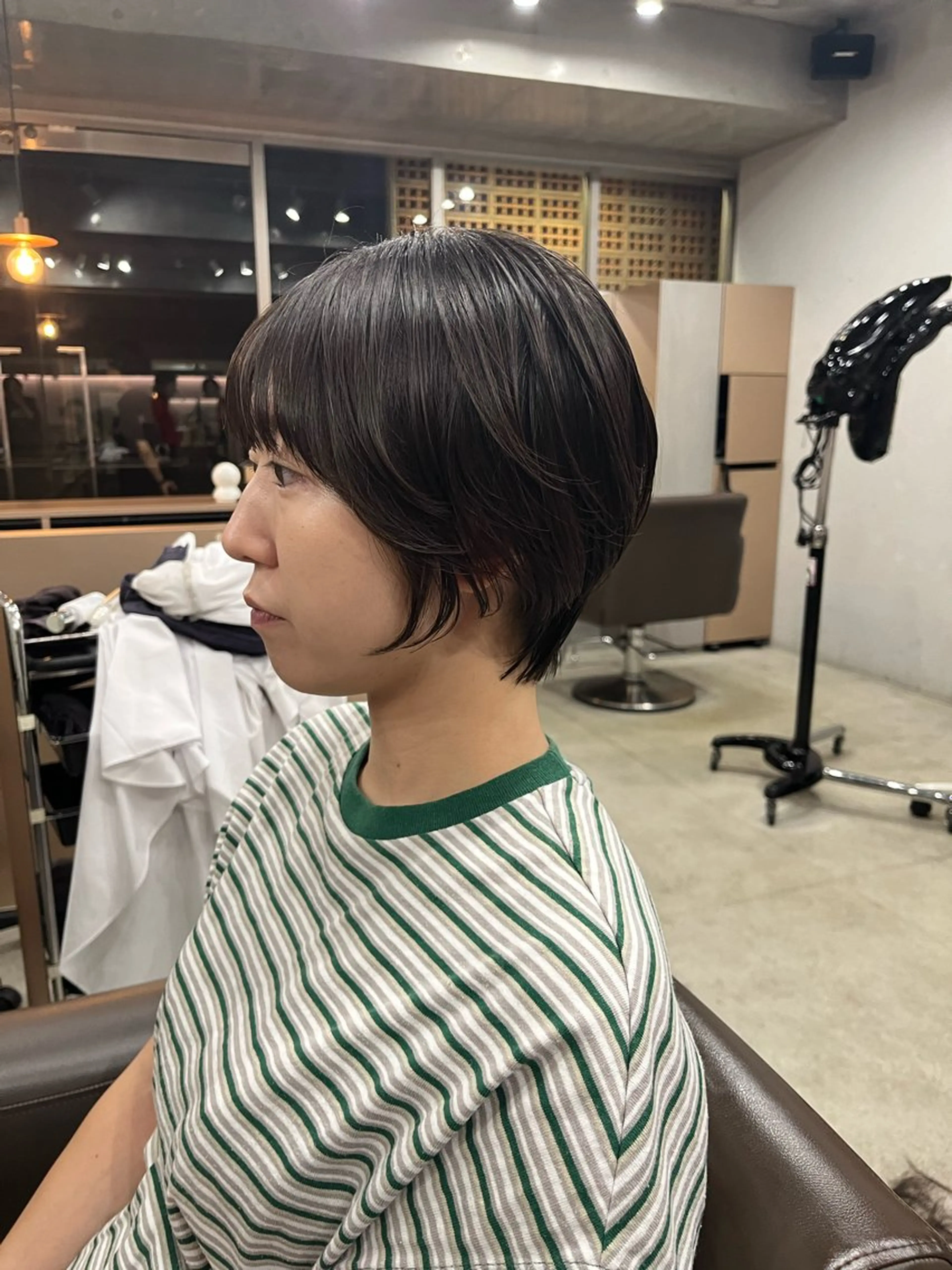 ショート カラー 曲がる縮毛矯正 センターパートのヘアスタイル