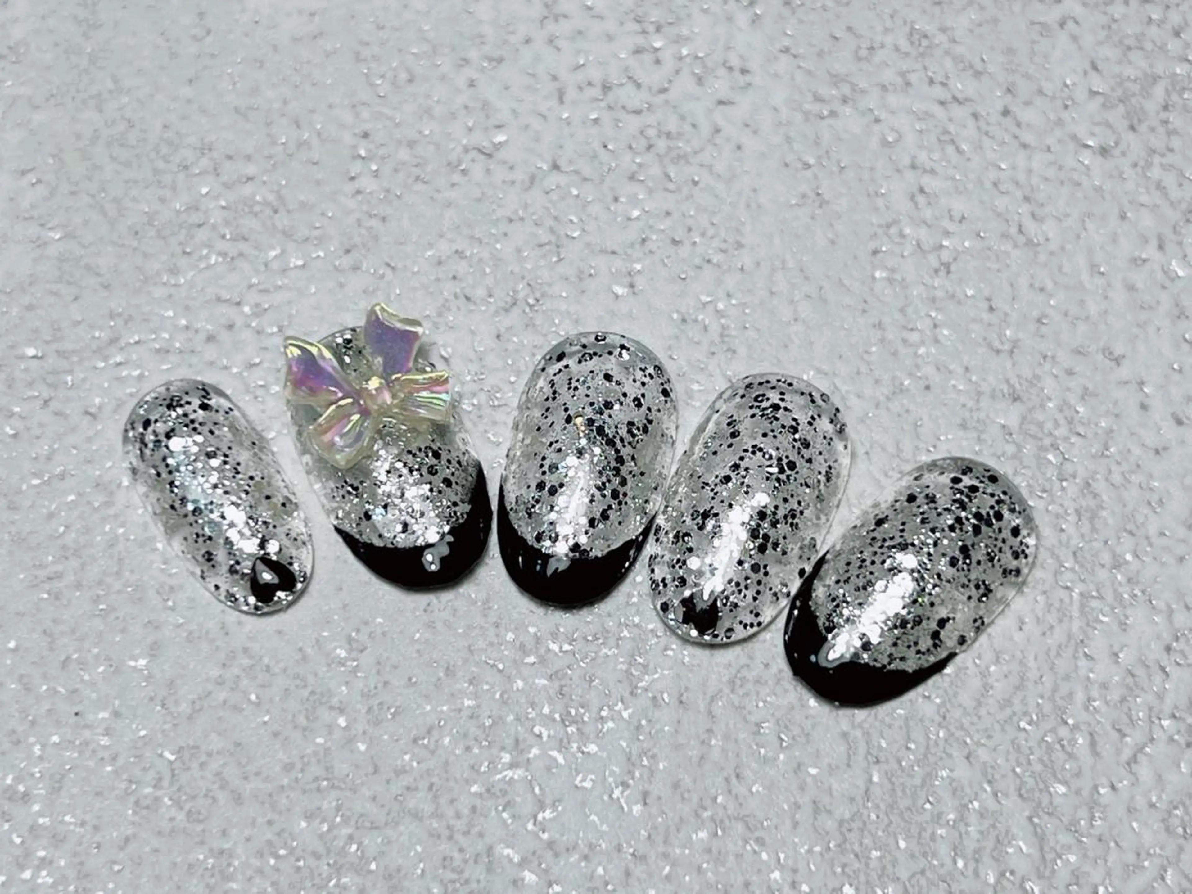 ネイル フレンチネイル ラメ(グリッター) リボン lucky nail 歌舞伎町のネイルデザイン